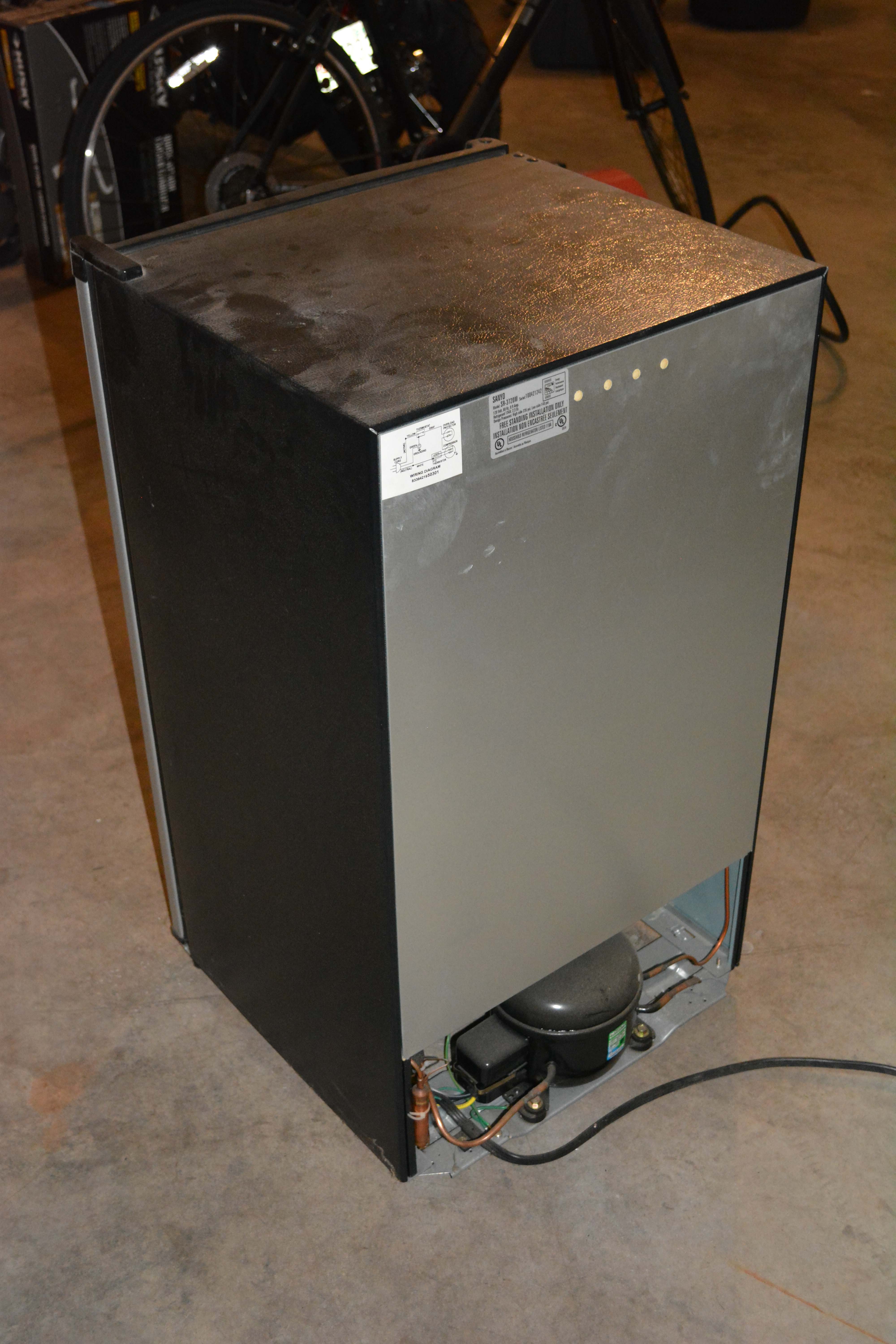 Sanyo SR-3720M Miniature Fridge