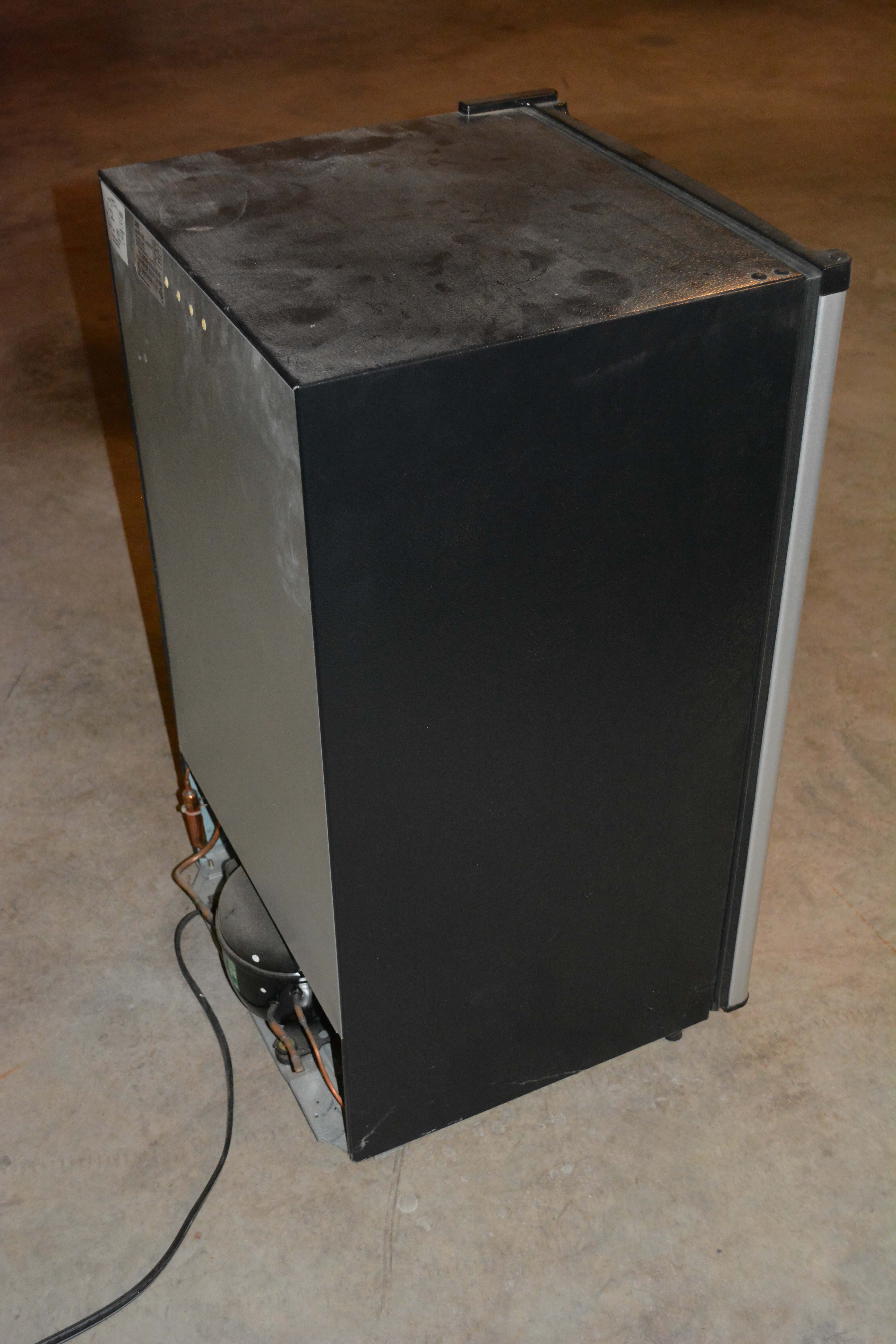 Sanyo SR-3720M Miniature Fridge