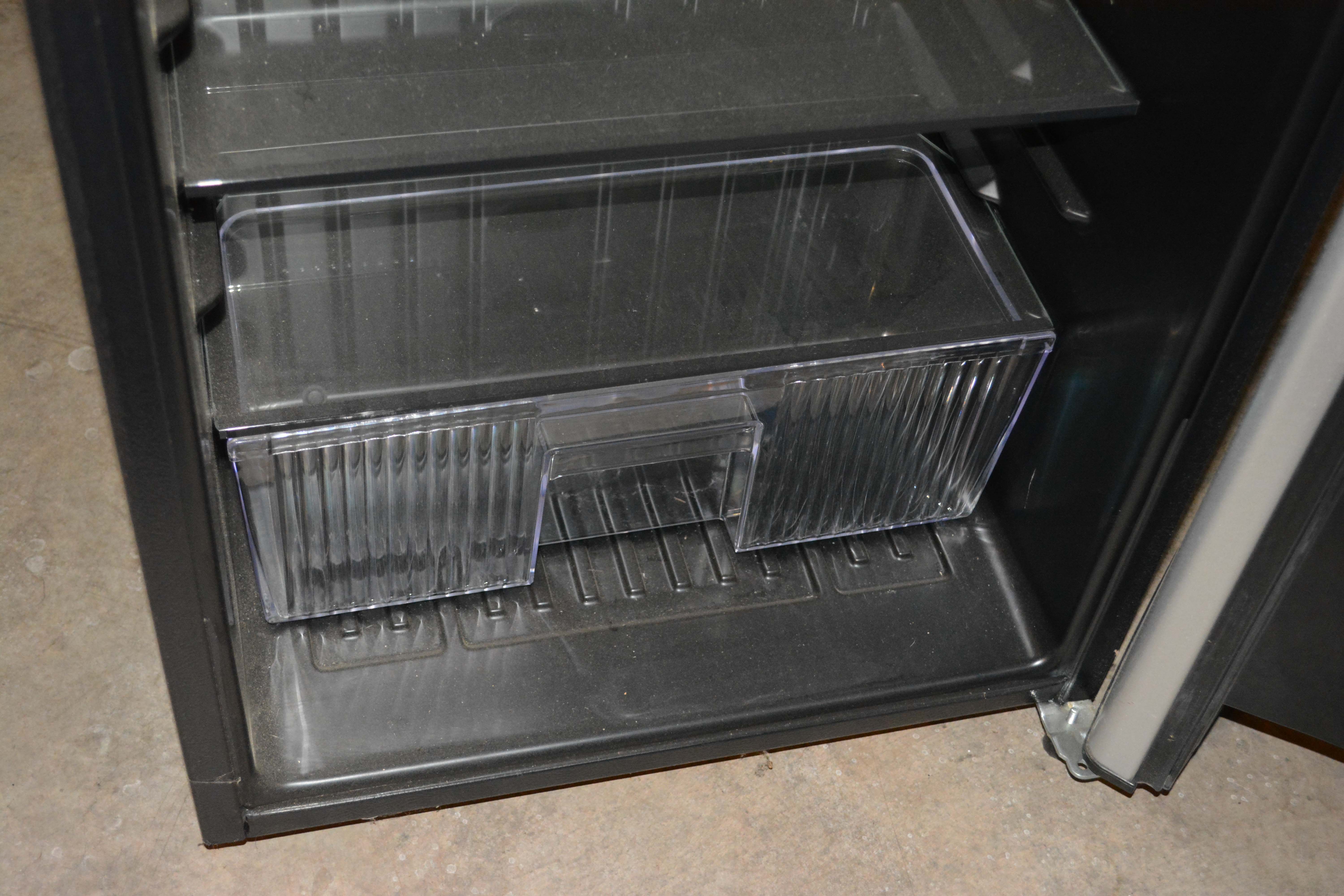 Sanyo SR-3720M Miniature Fridge