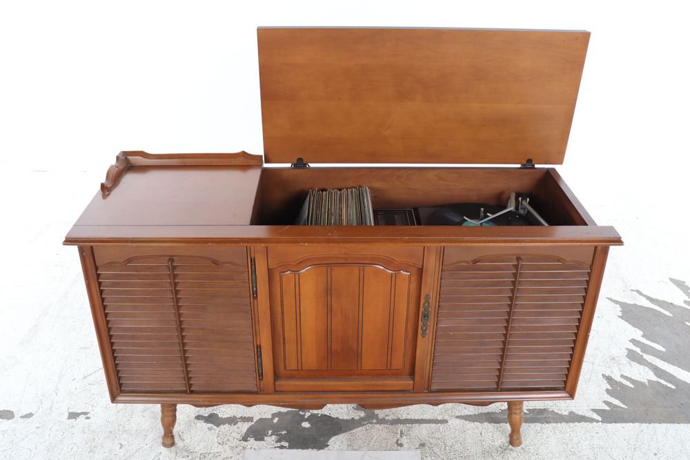 Vintage RCA Victor Model VLT32L Phonograph Radio Console
