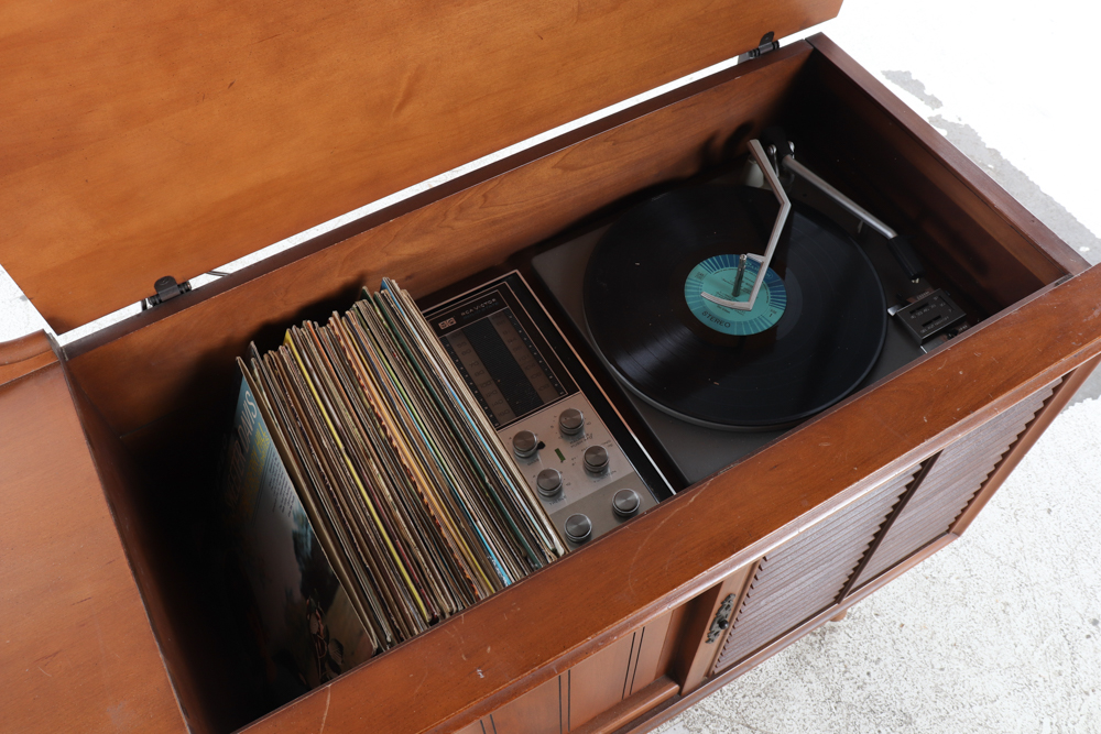 Vintage RCA Victor Model VLT32L Phonograph Radio Console