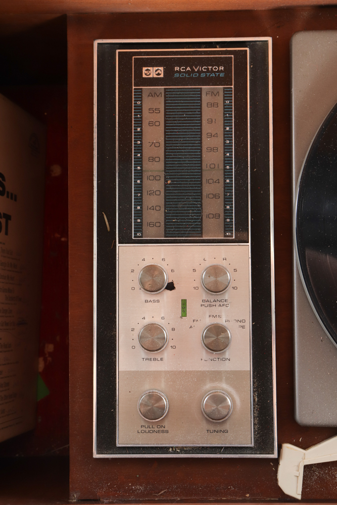 Vintage RCA Victor Model VLT32L Phonograph Radio Console