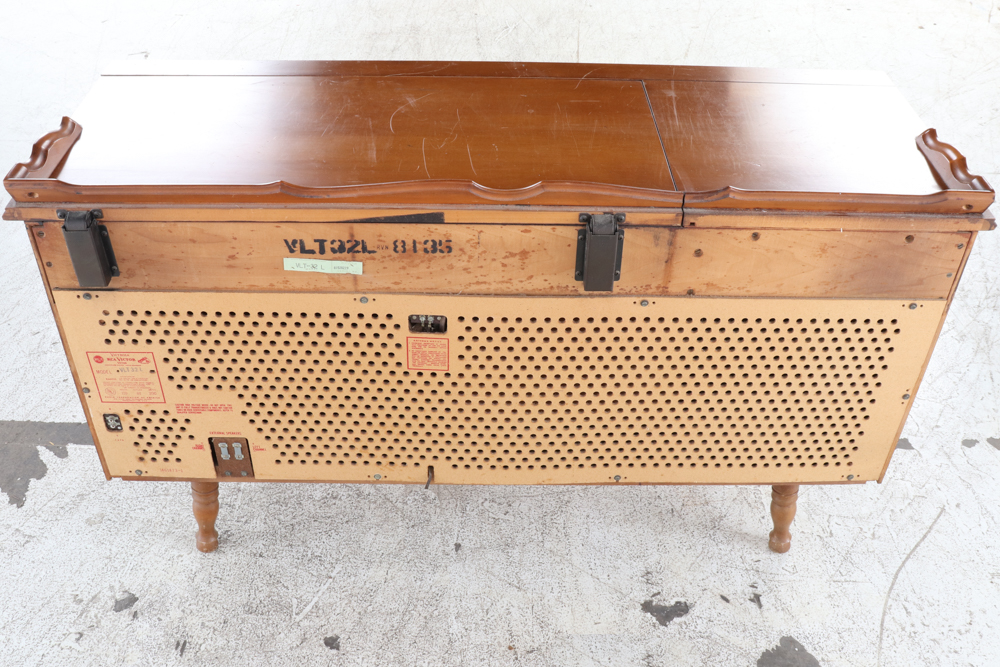 Vintage RCA Victor Model VLT32L Phonograph Radio Console