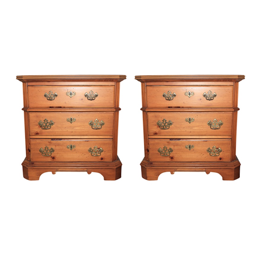 Vintage Lane Colonial Style Pine Nightstands