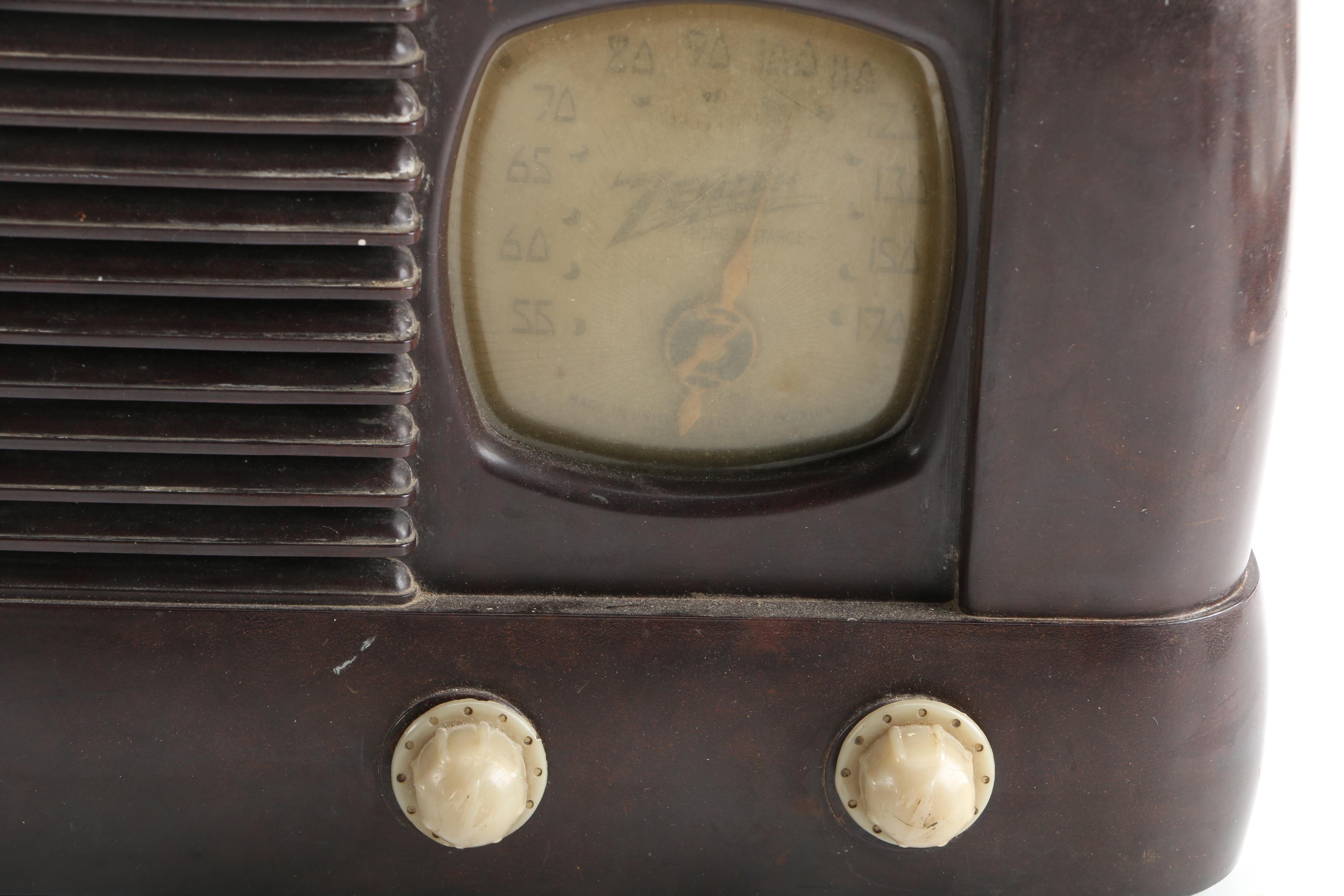 Vintage Zenith Tabletop AM Radio