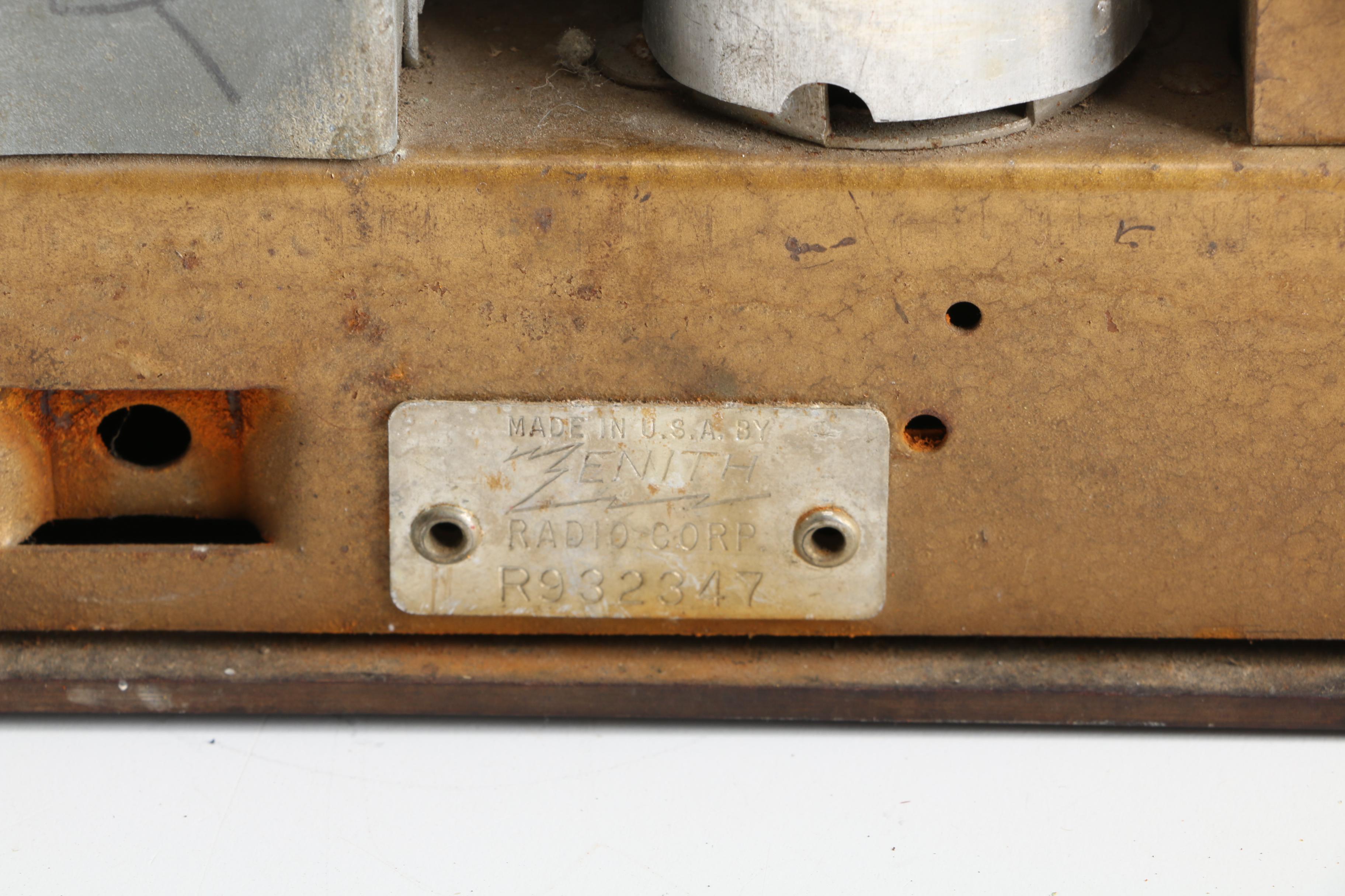 Vintage Zenith Tabletop AM Radio