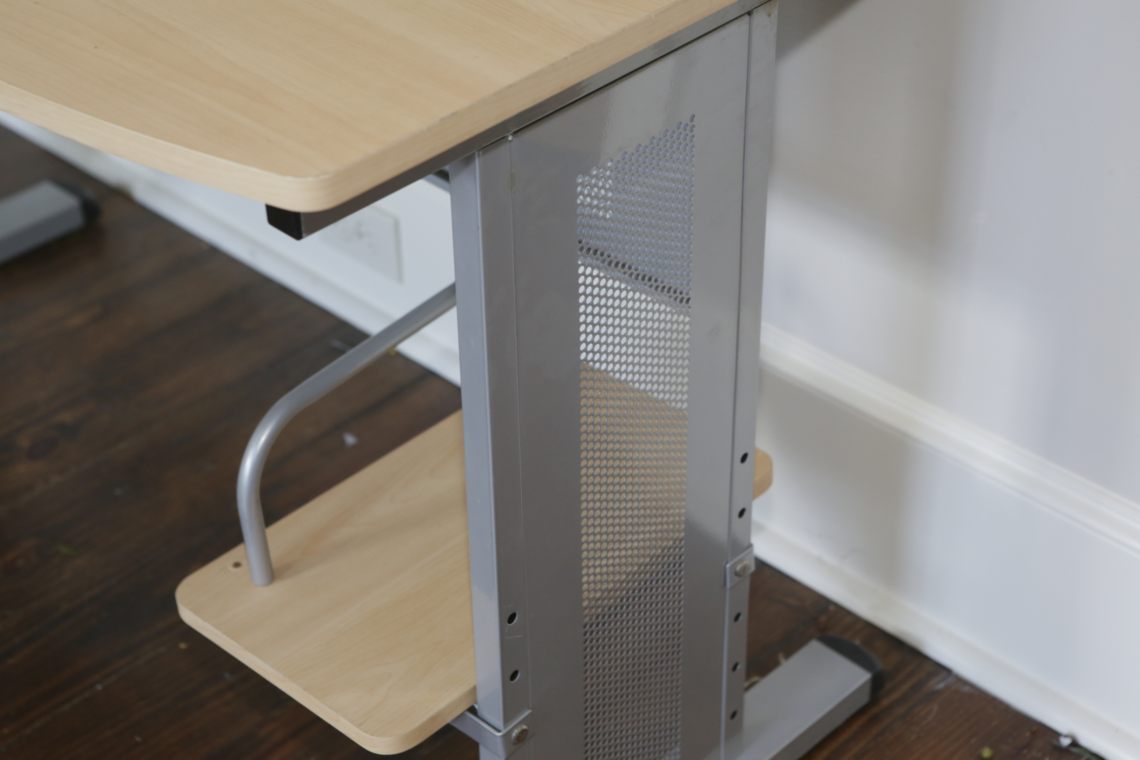 Modern Computer Desk by Studio RTA