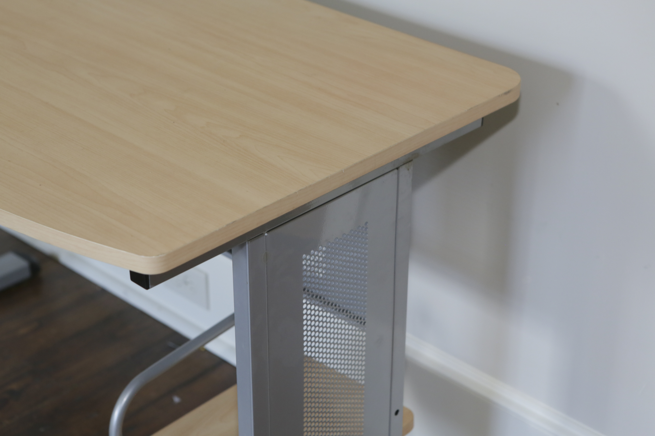 Modern Computer Desk by Studio RTA