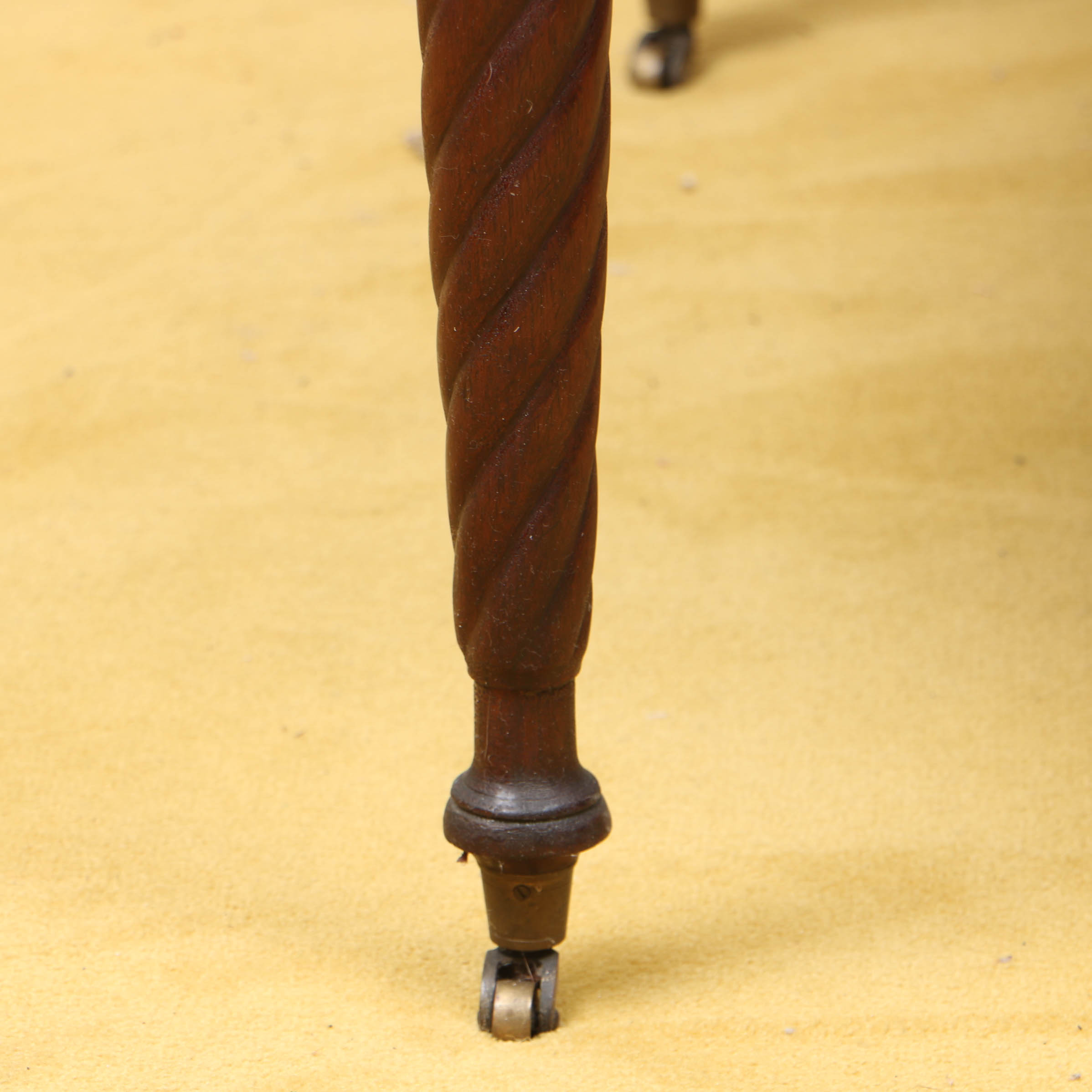 Antique Federal Mahogany Drop-Leaf Table, Early 19th Century