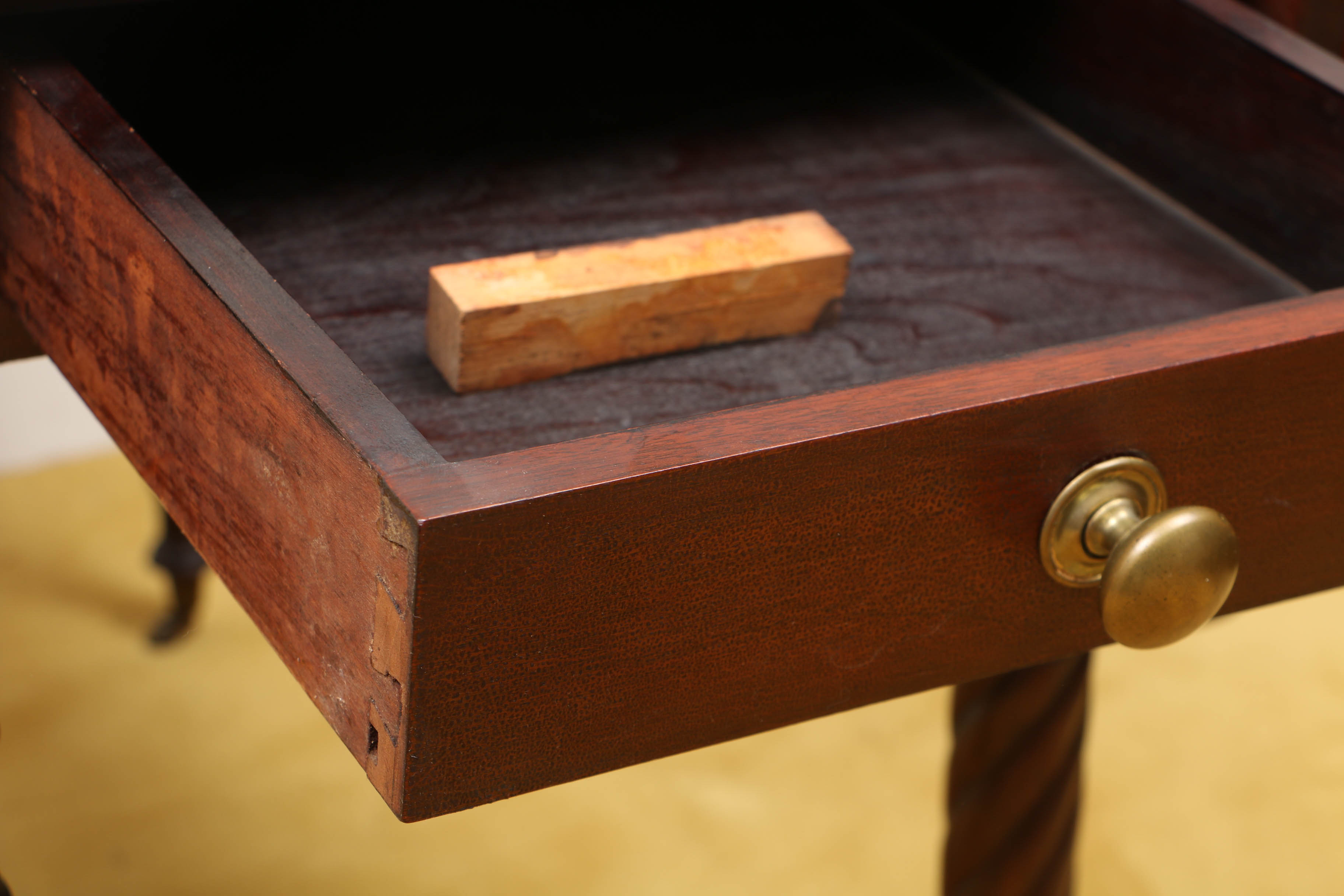 Antique Federal Mahogany Drop-Leaf Table, Early 19th Century