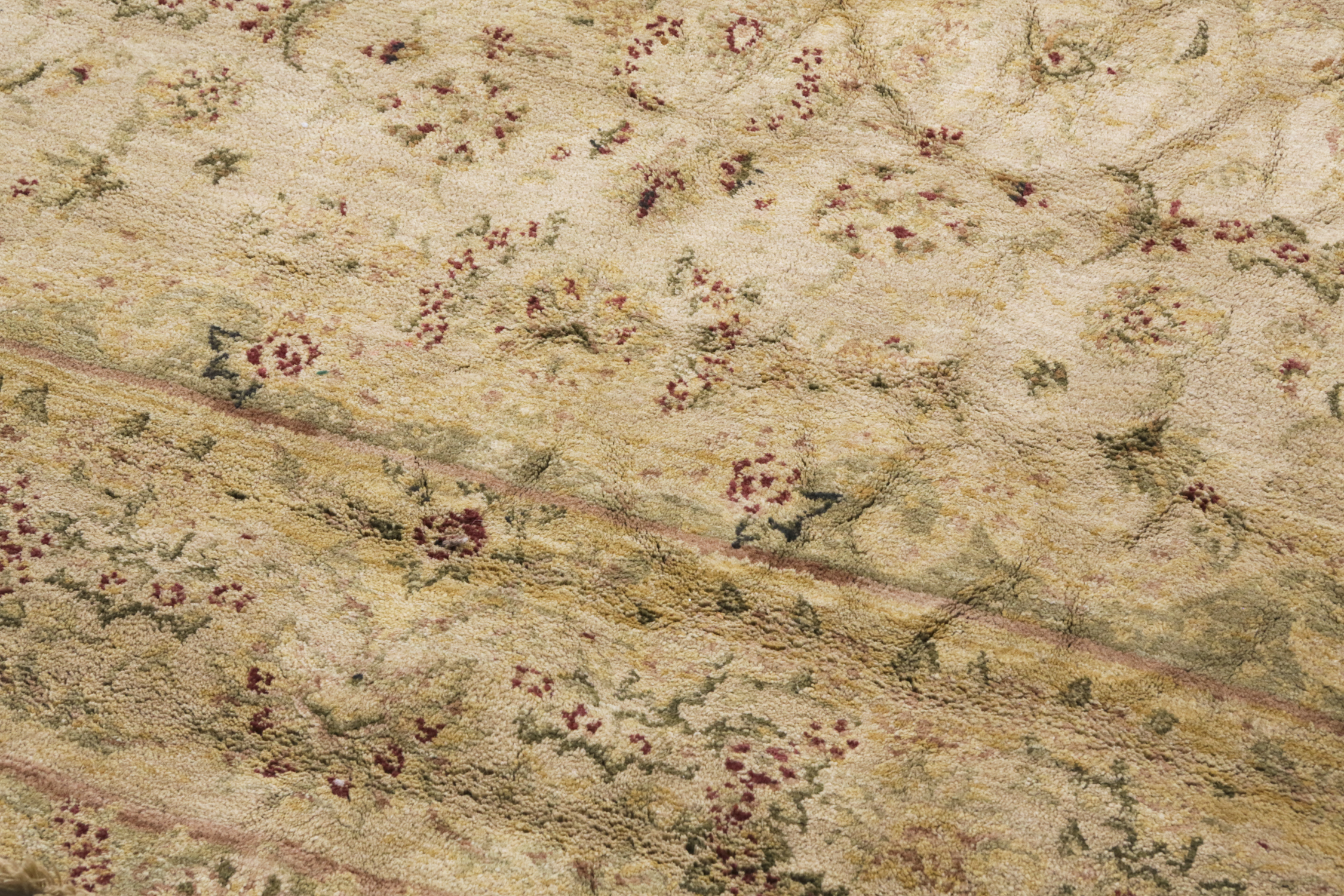 Machine Made Persian Style Area Rug