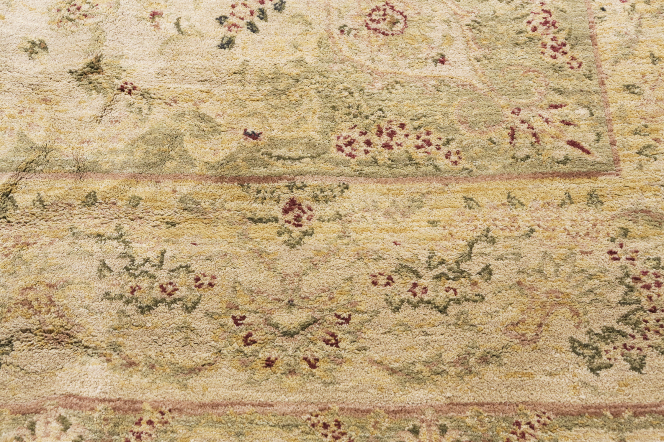 Machine Made Persian Style Area Rug