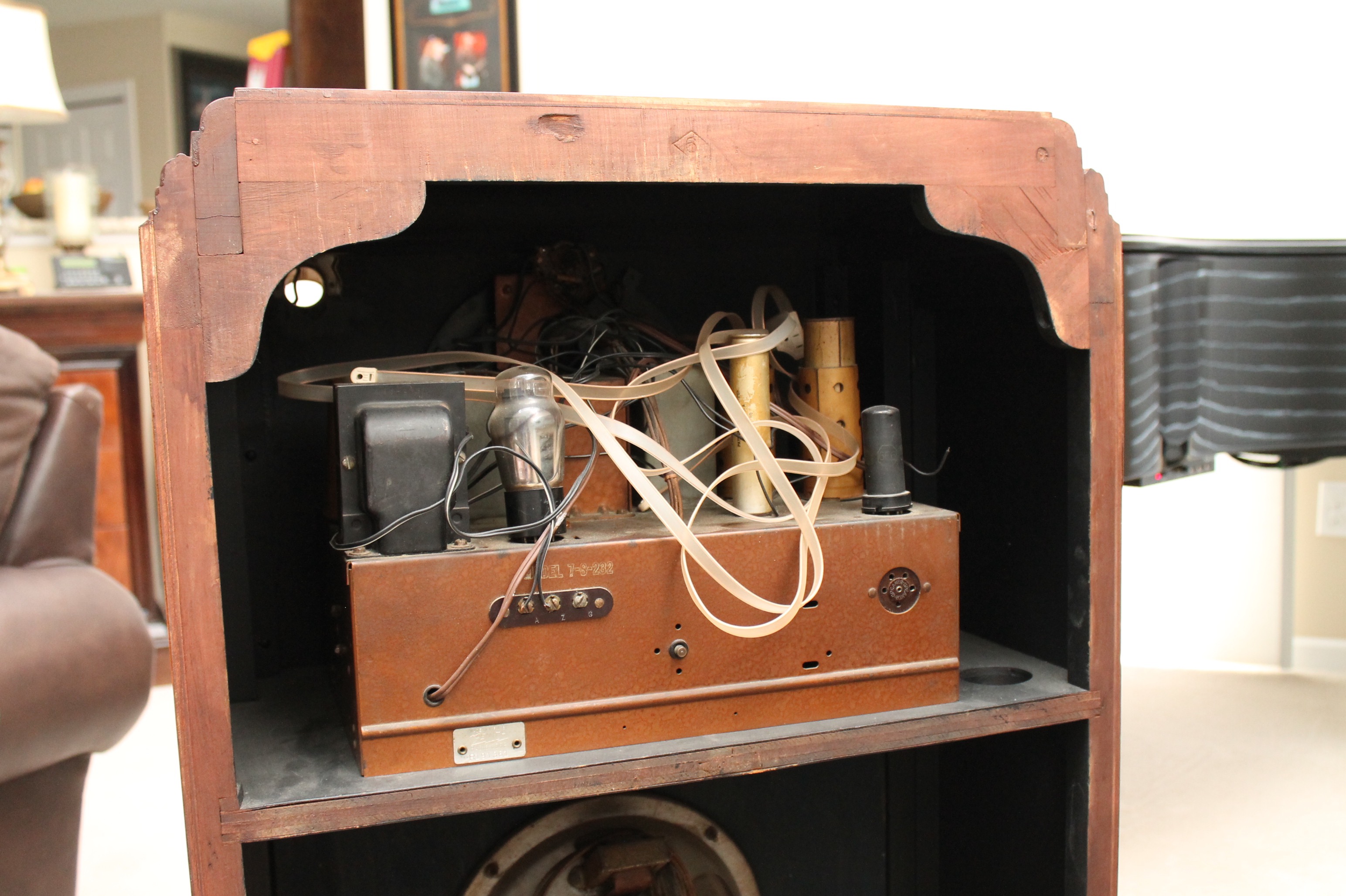Vintage Zenith "Long Distance" Console Radio