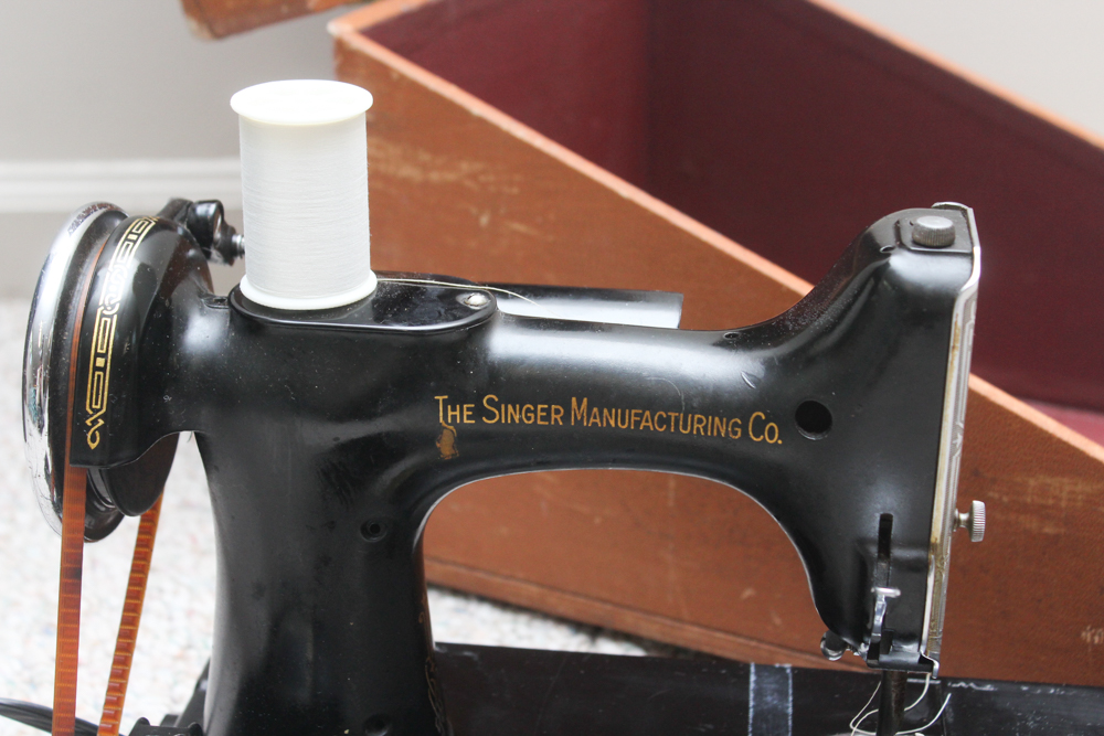 Vintage Singer Featherweight Sewing Machine