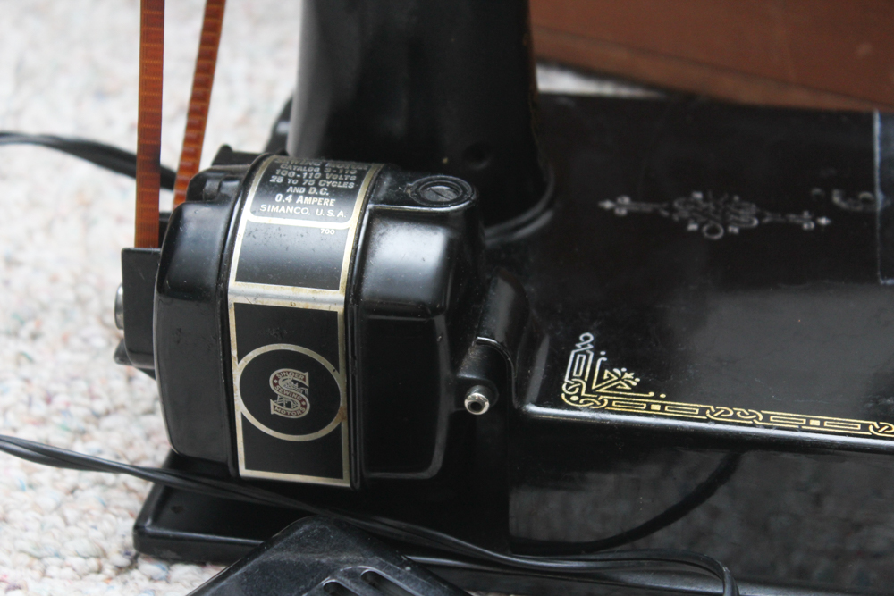 Vintage Singer Featherweight Sewing Machine