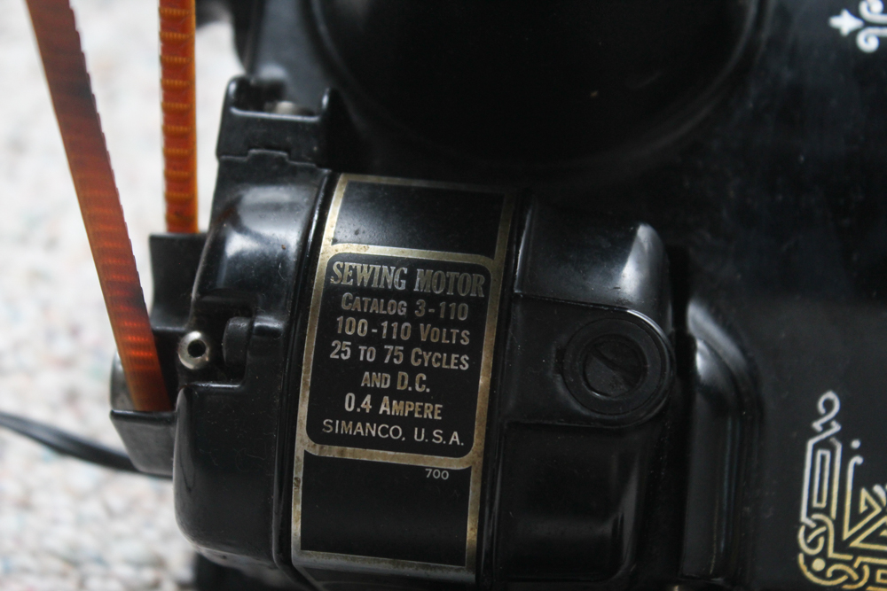 Vintage Singer Featherweight Sewing Machine