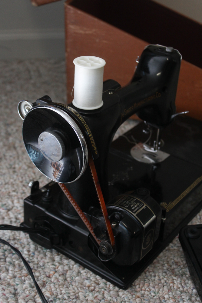 Vintage Singer Featherweight Sewing Machine