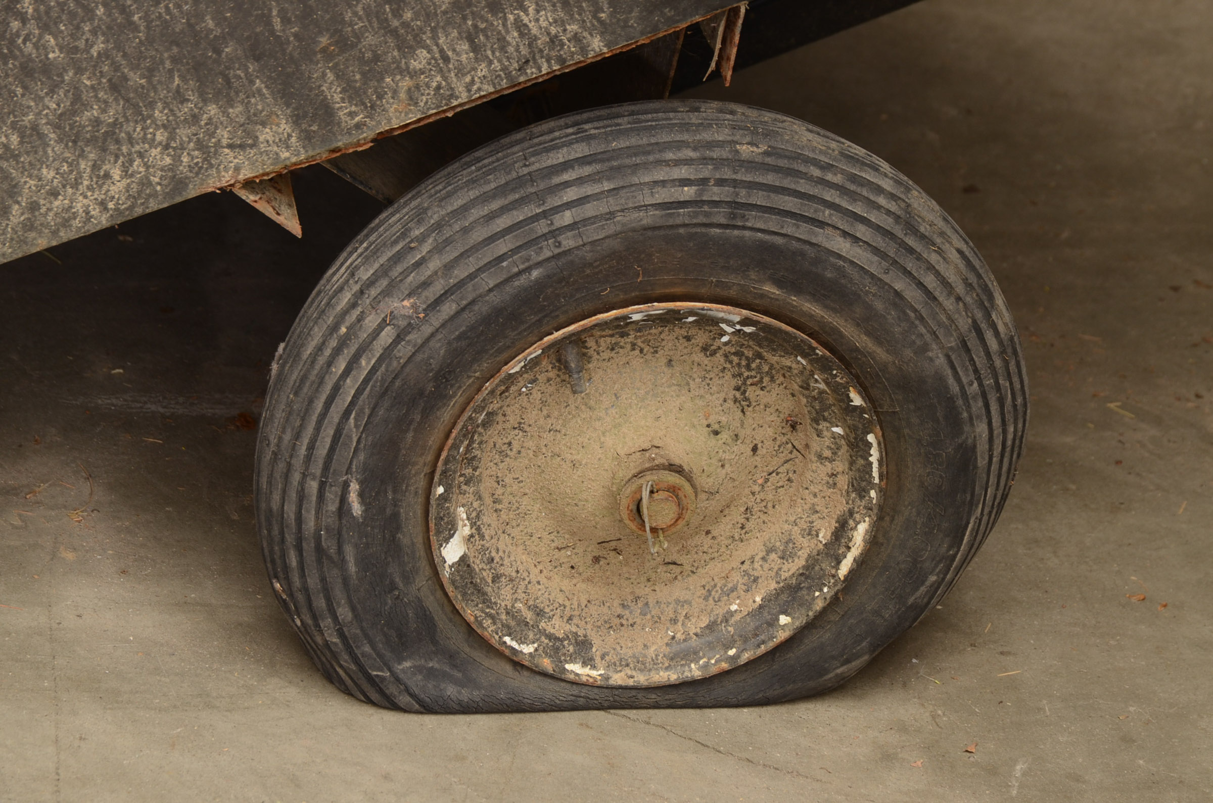 2010 John Deere Select Series X300 Riding Lawn Tractor with Snow Blade and Wagon