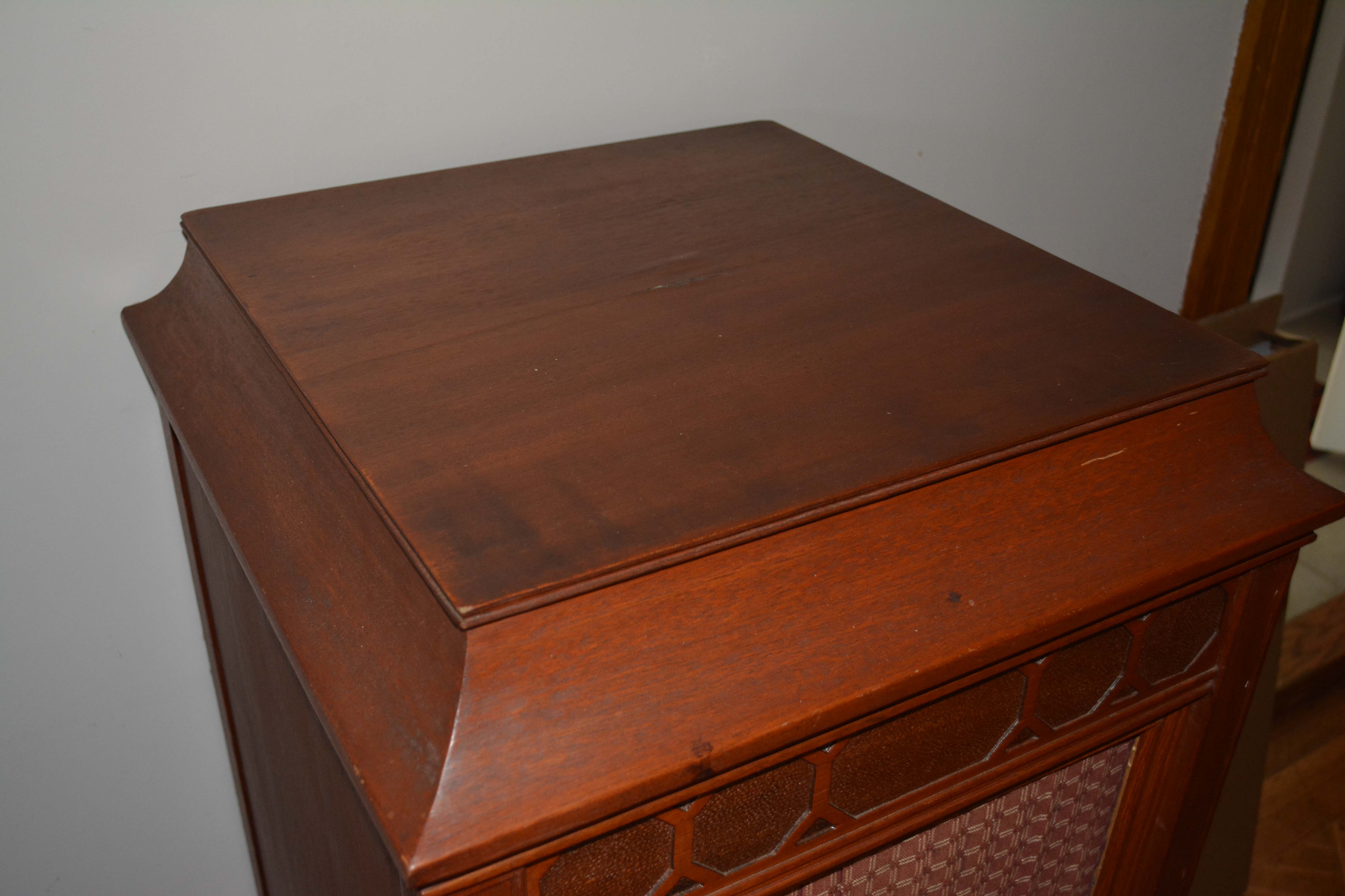 Edison S-19 Sheraton Disc Phonograph in Wooden Cabinet