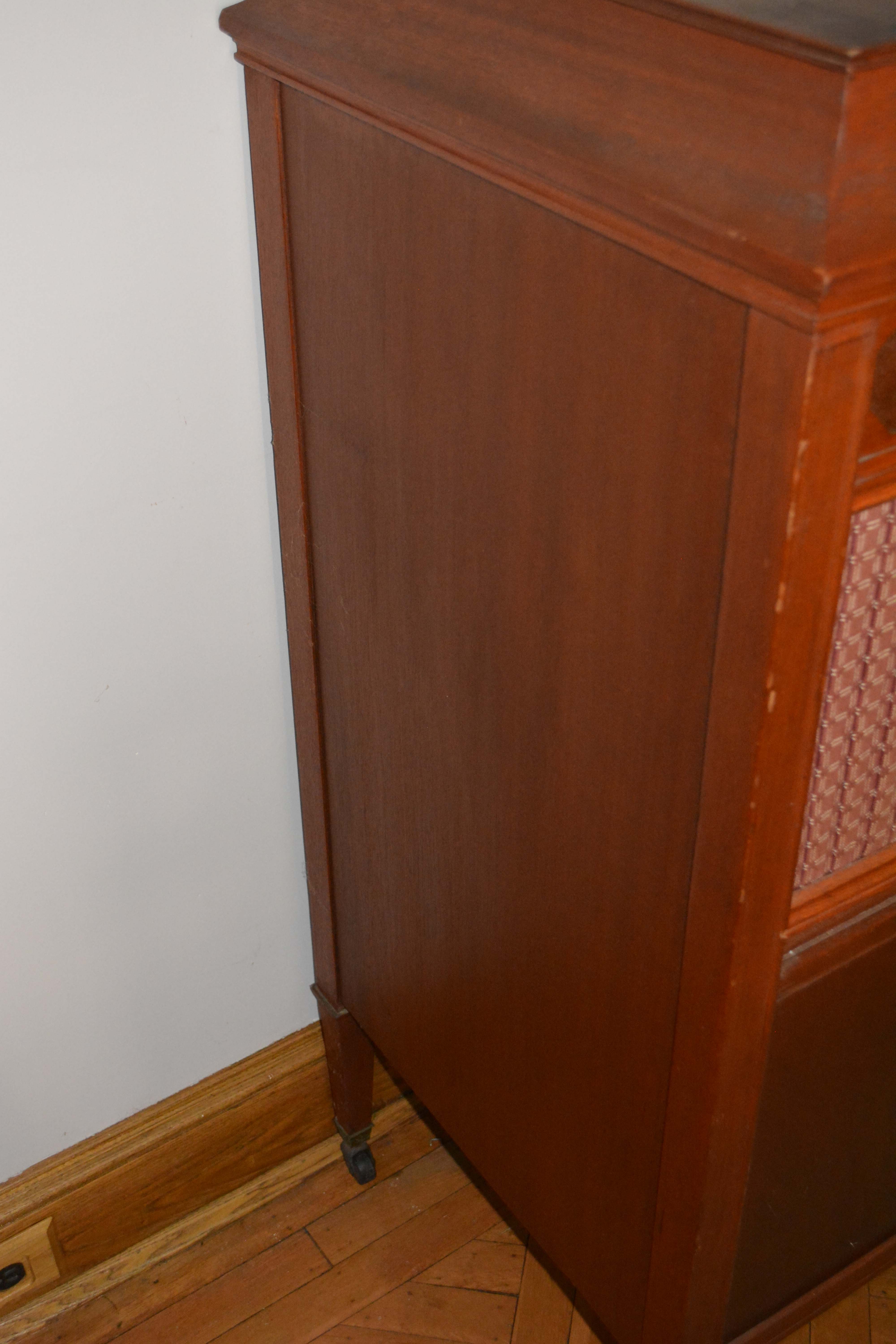 Edison S-19 Sheraton Disc Phonograph in Wooden Cabinet