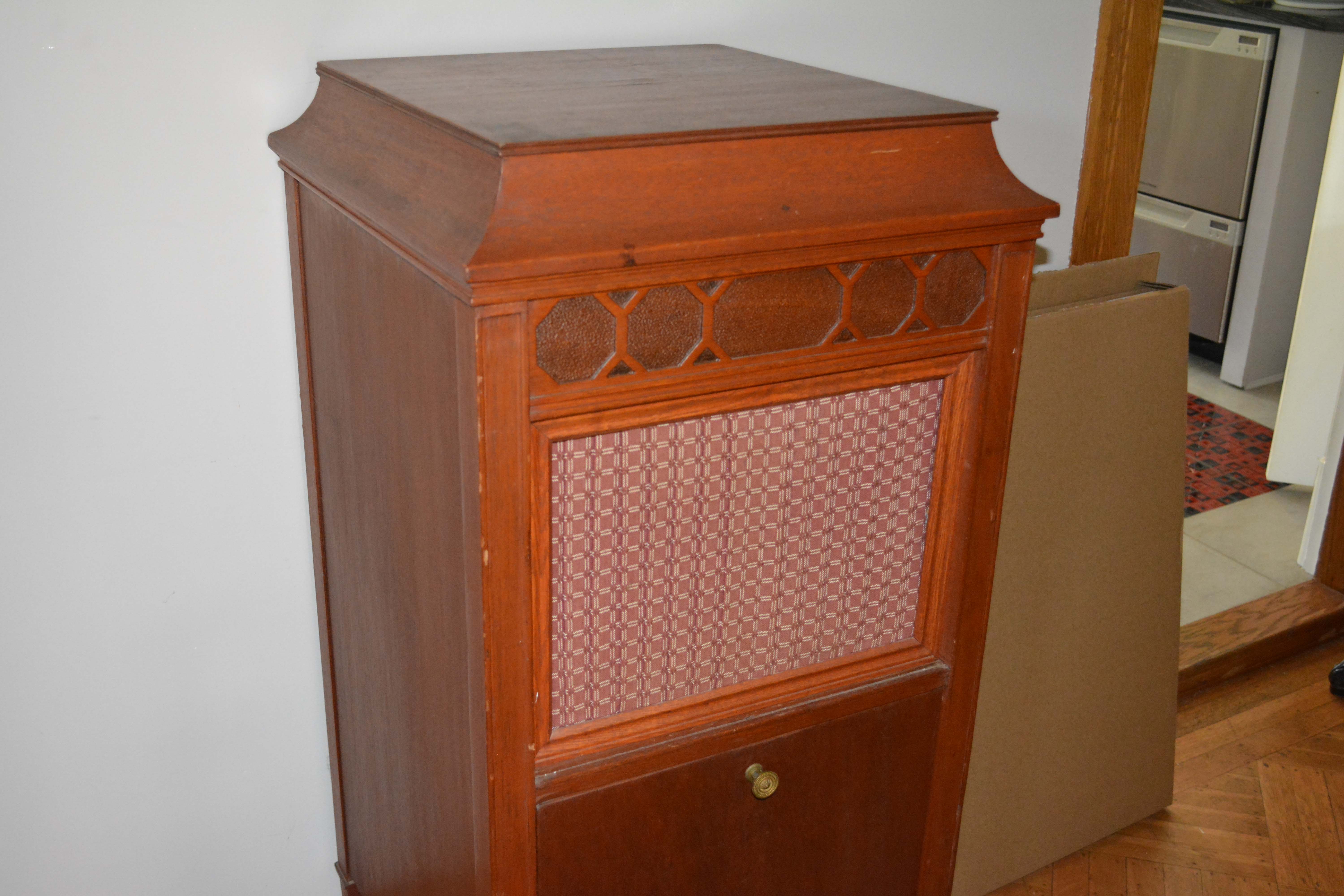 Edison S-19 Sheraton Disc Phonograph in Wooden Cabinet