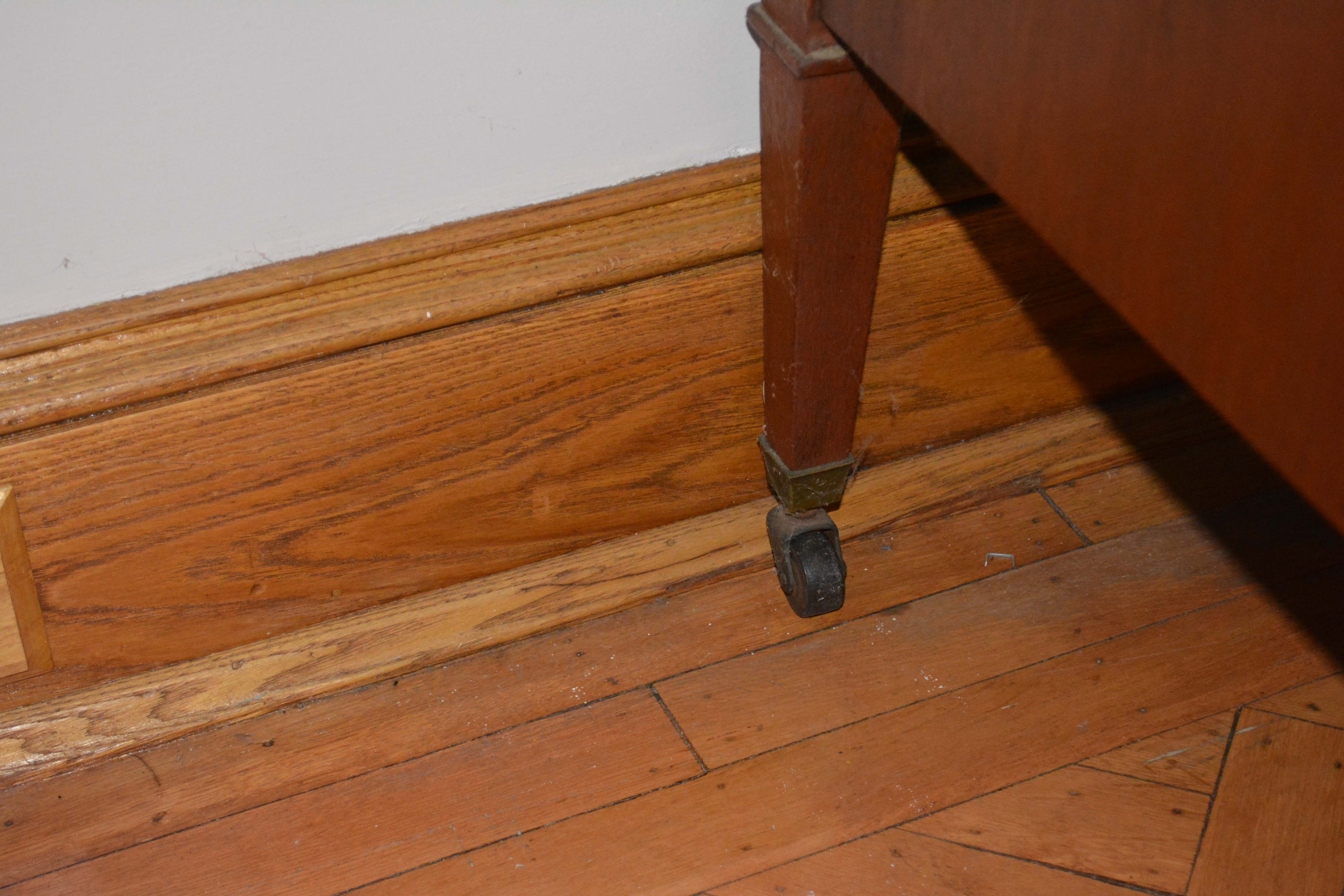 Edison S-19 Sheraton Disc Phonograph in Wooden Cabinet