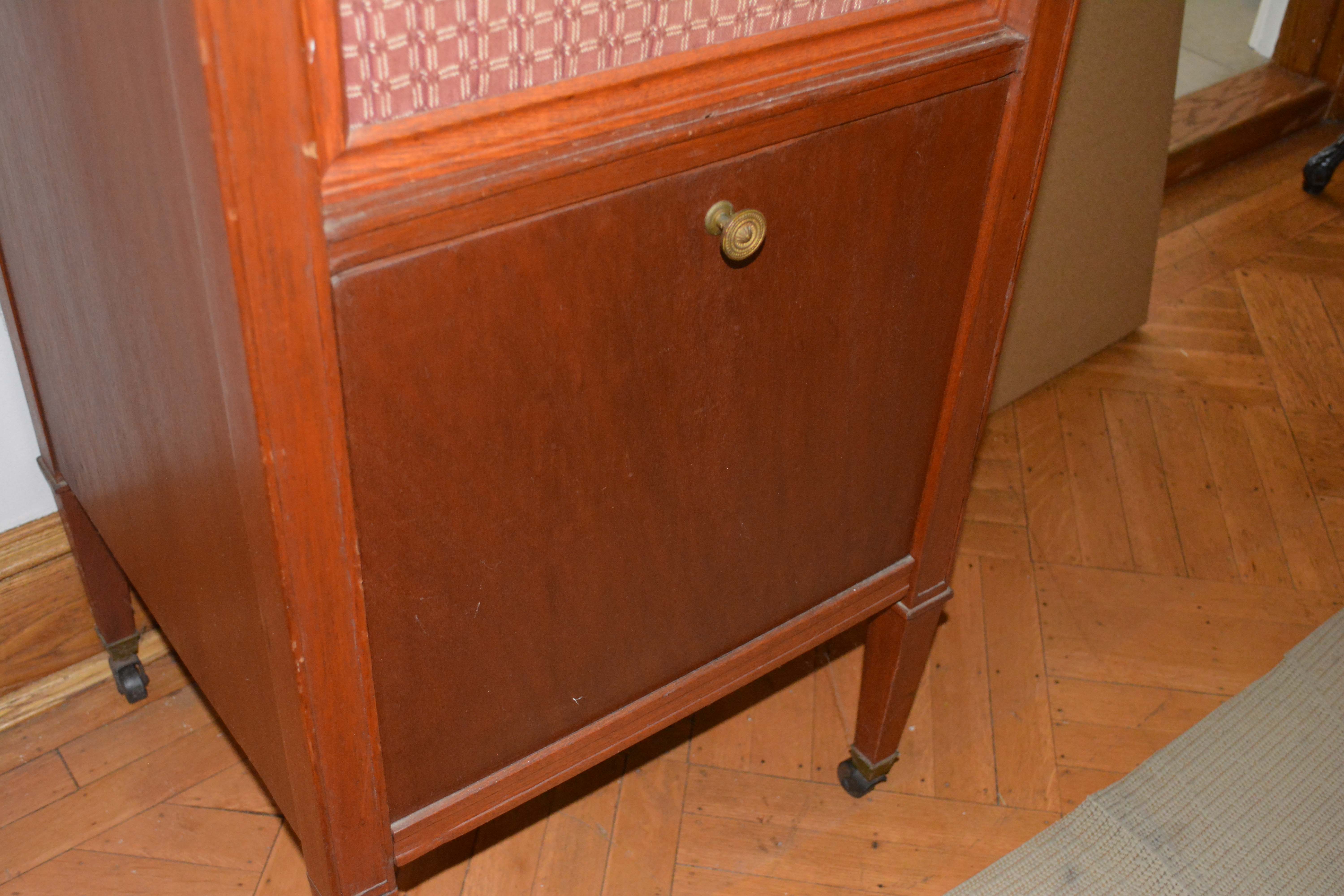 Edison S-19 Sheraton Disc Phonograph in Wooden Cabinet