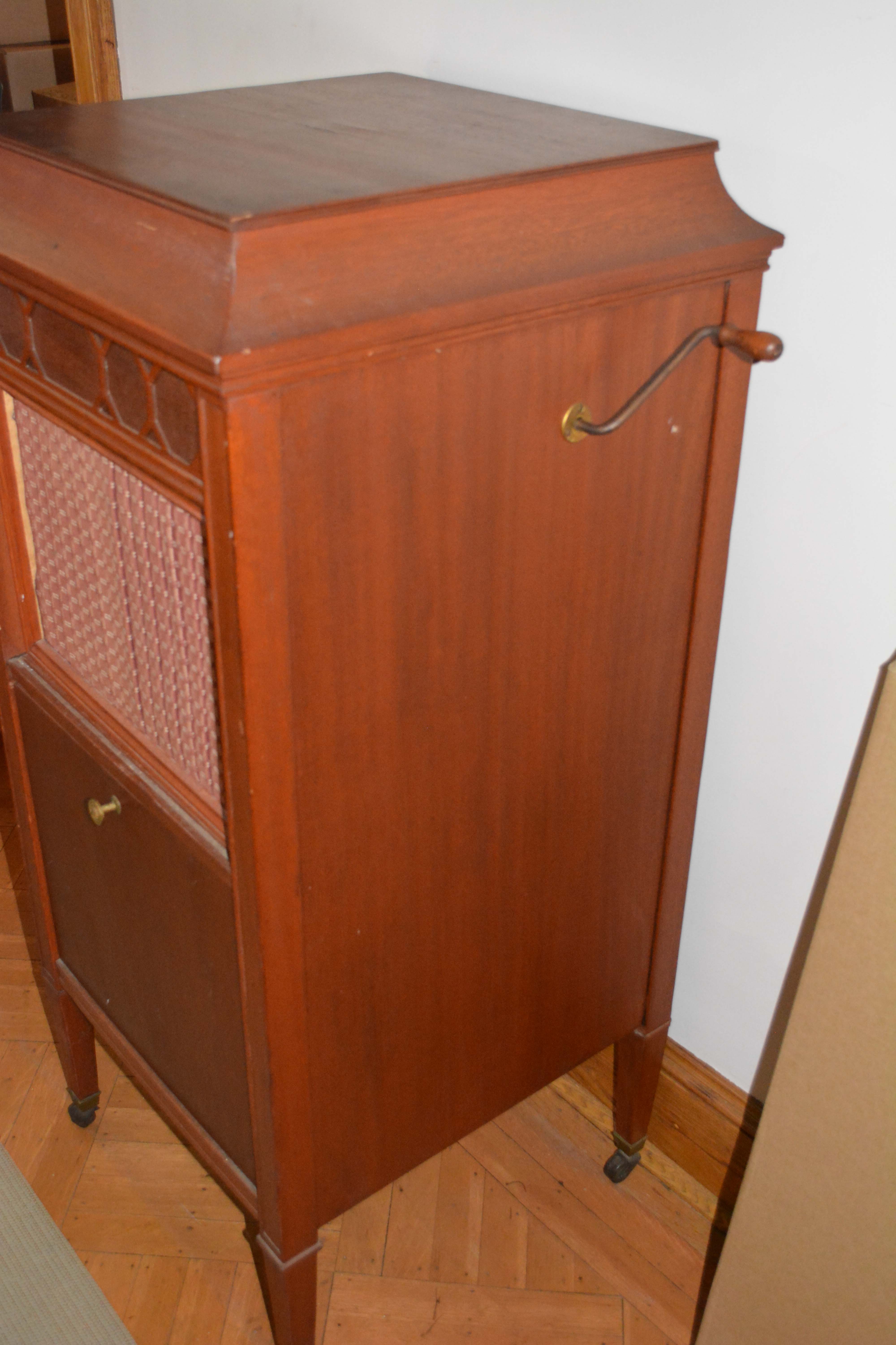 Edison S-19 Sheraton Disc Phonograph in Wooden Cabinet