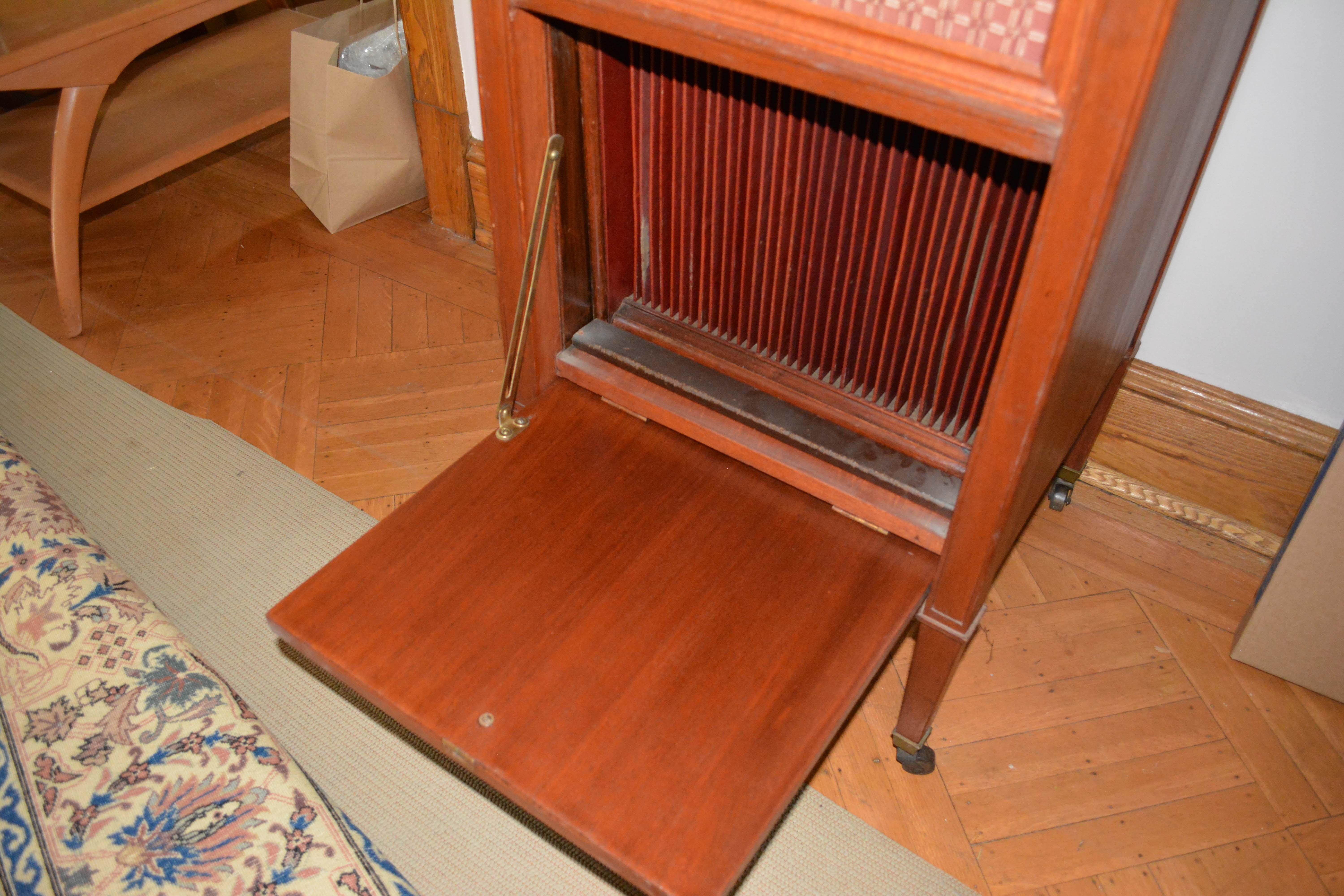 Edison S-19 Sheraton Disc Phonograph in Wooden Cabinet