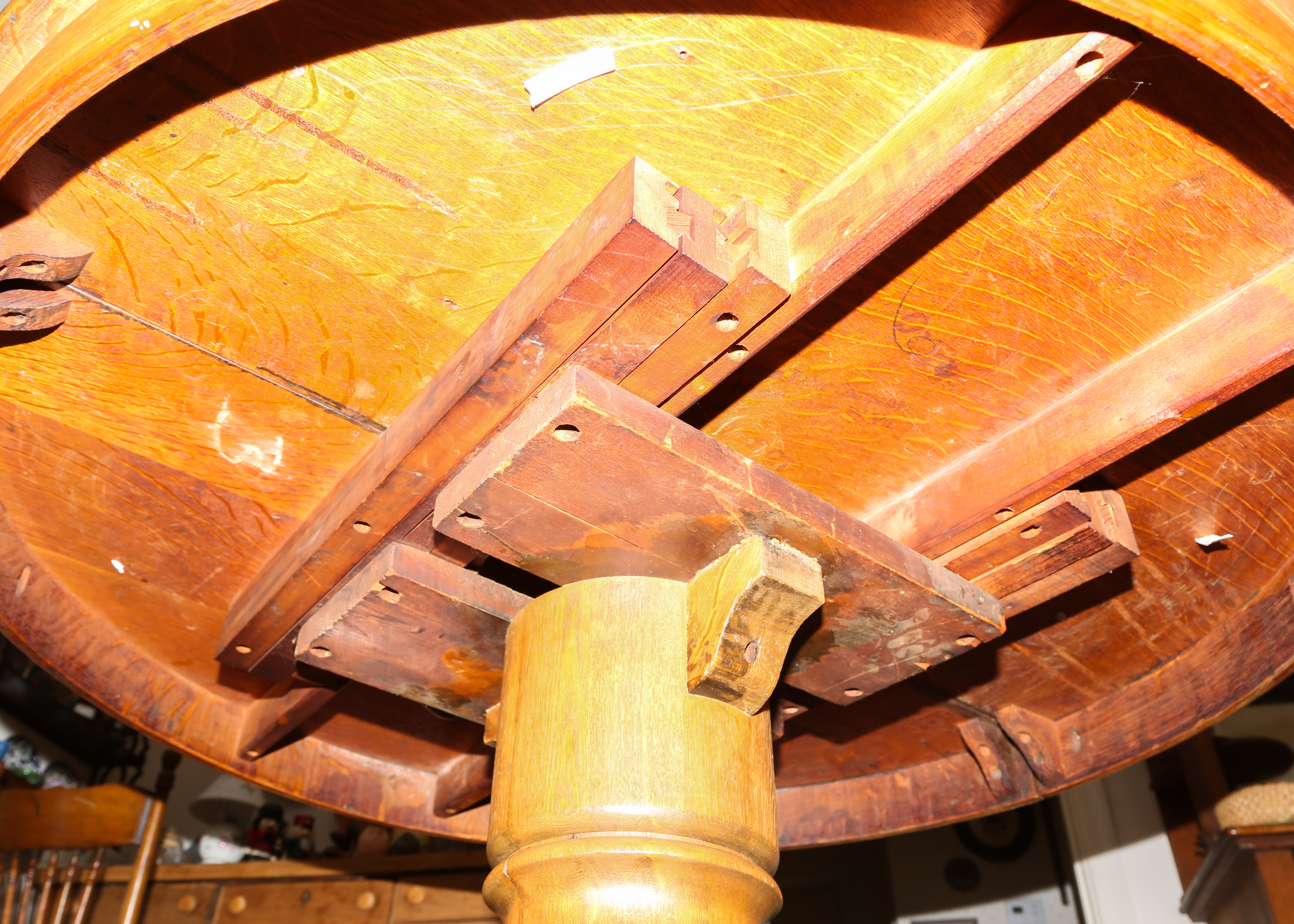 Round Claw-Foot Quarter-Sawn Oak Pedestal Dining Table