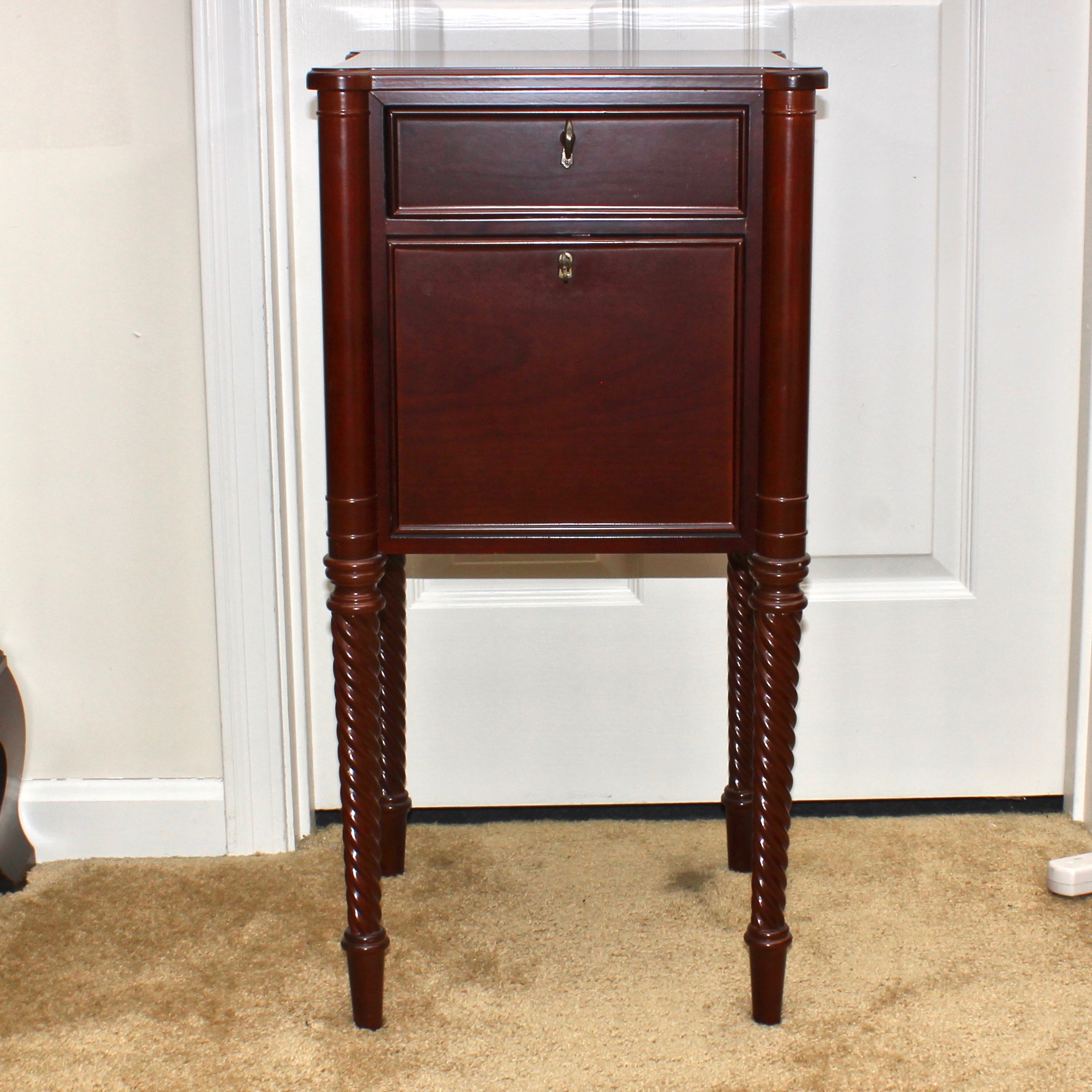 Mahogany Night Stand With Drawer
