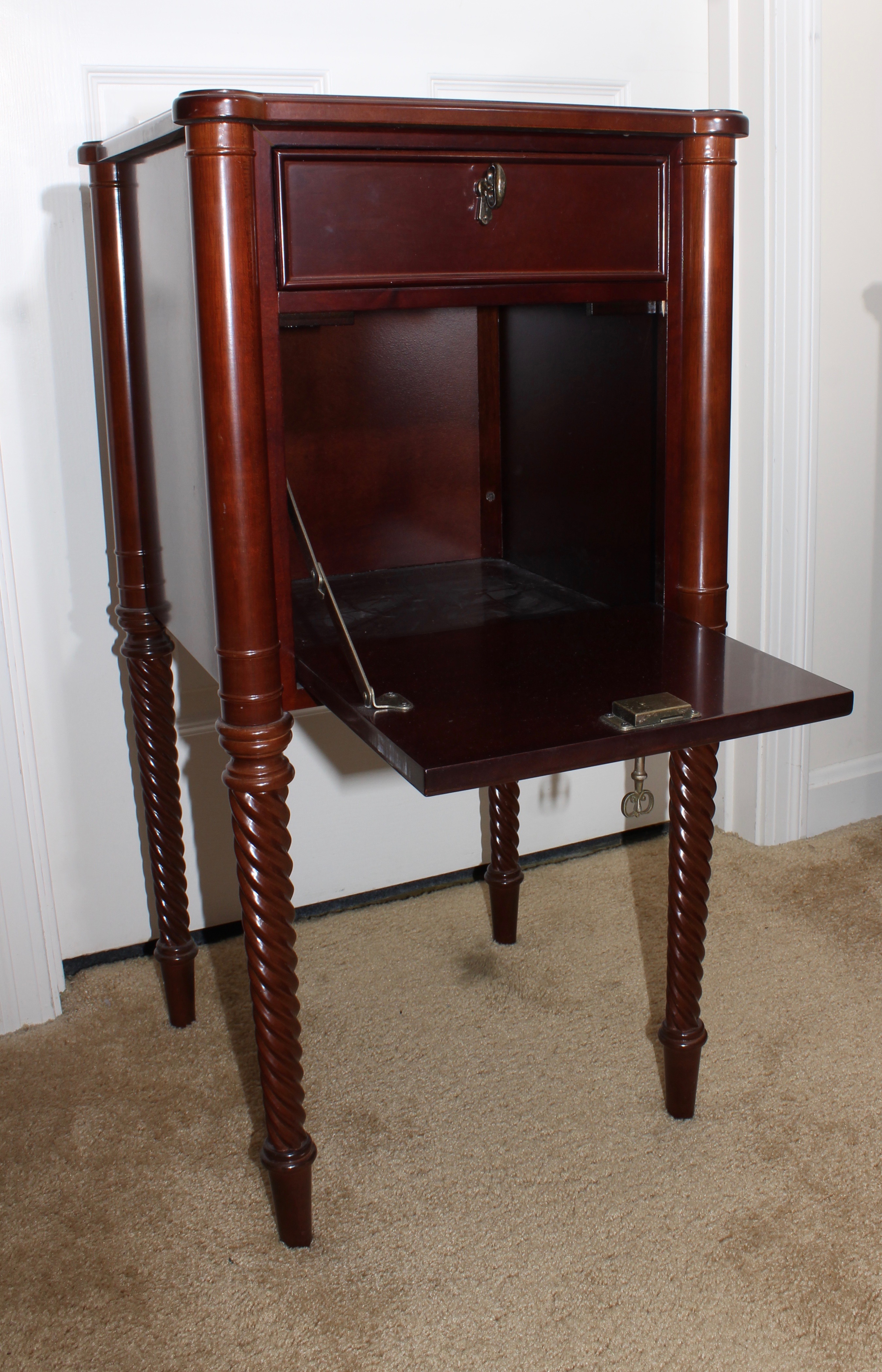 Mahogany Night Stand With Drawer