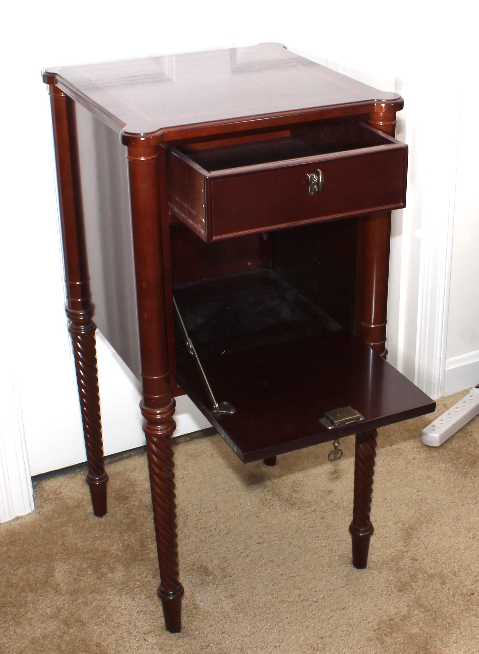 Mahogany Night Stand With Drawer