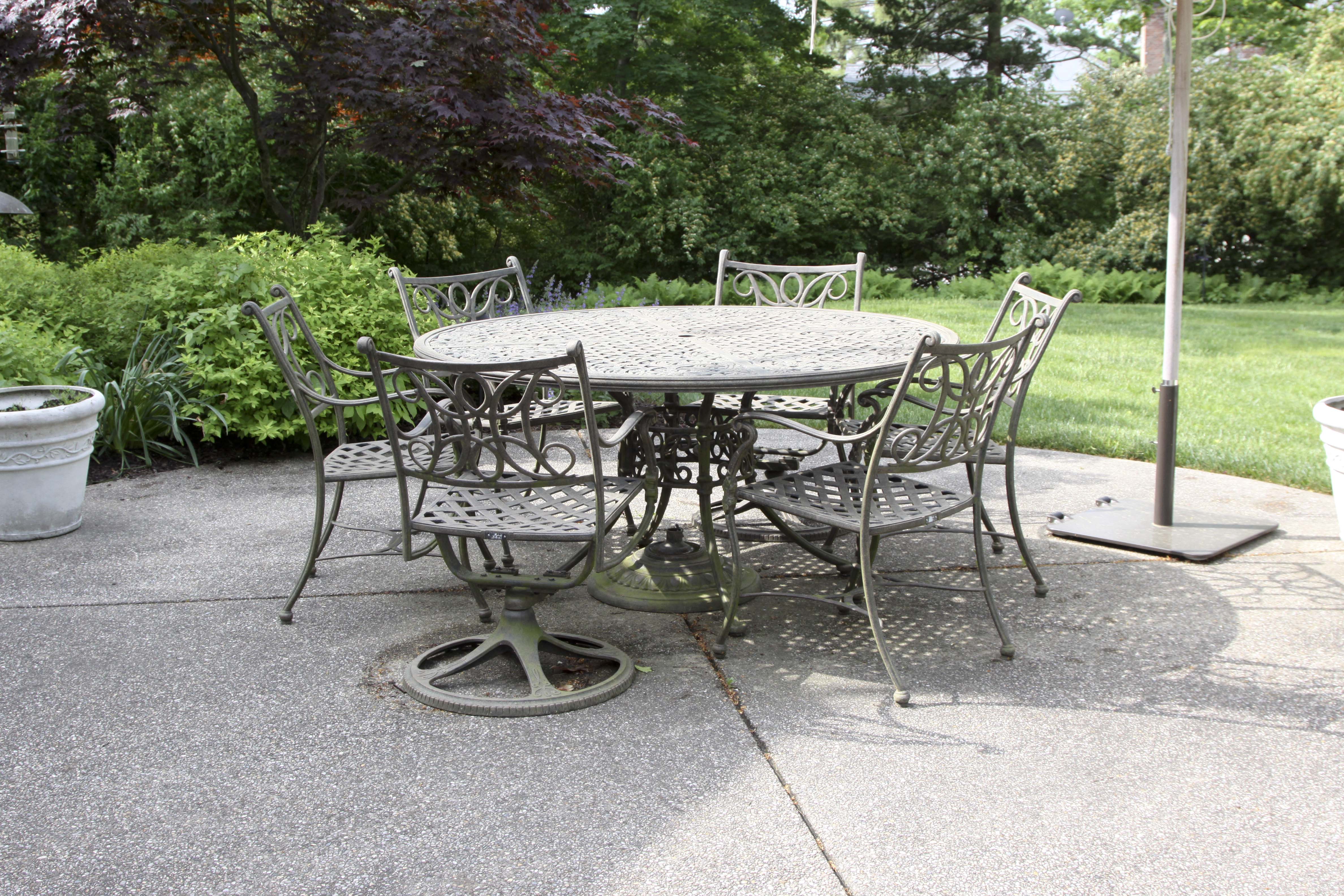 Woodard Landgrave Patio Round Table and Chair Set