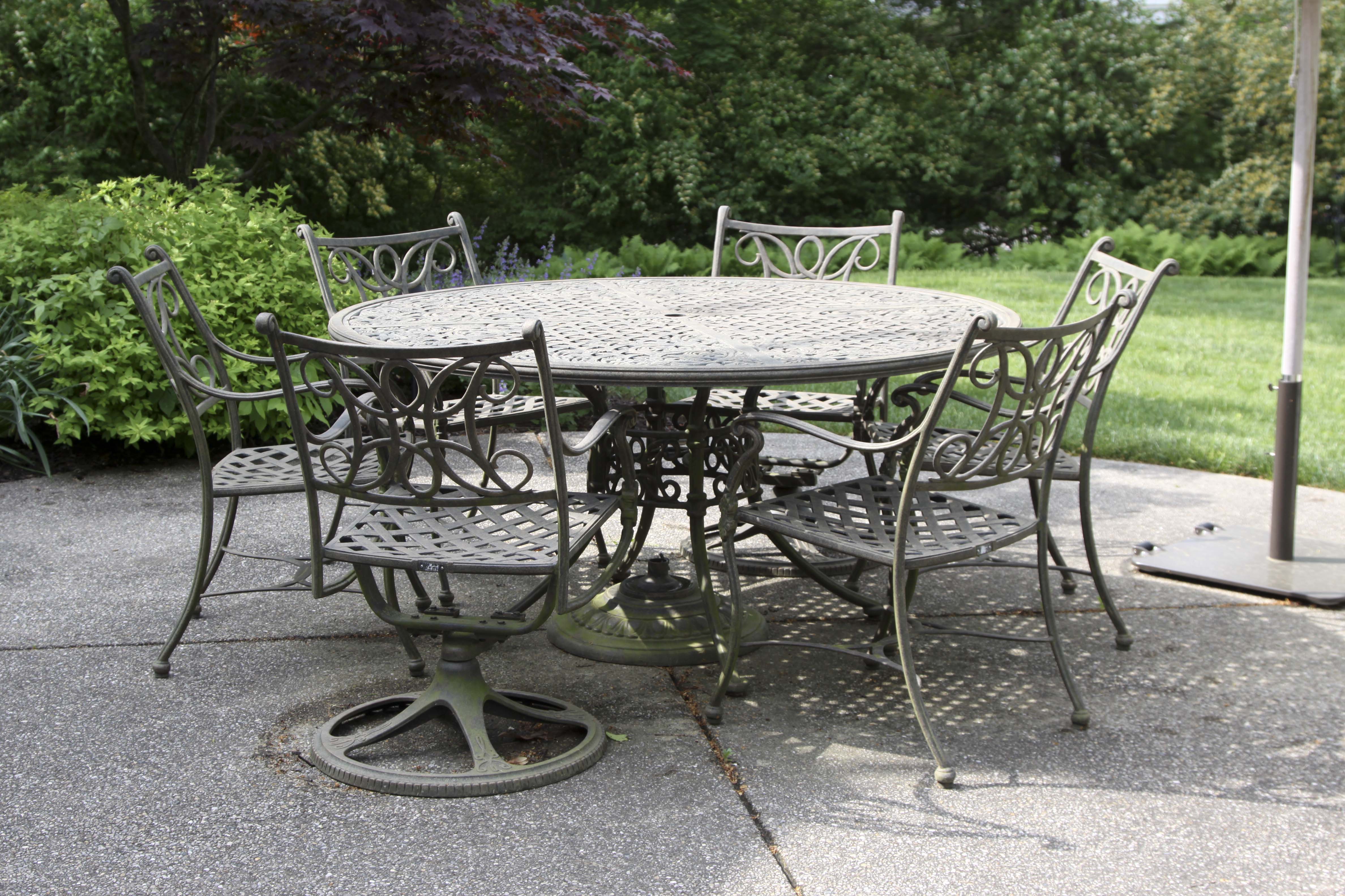 Woodard Landgrave Patio Round Table and Chair Set