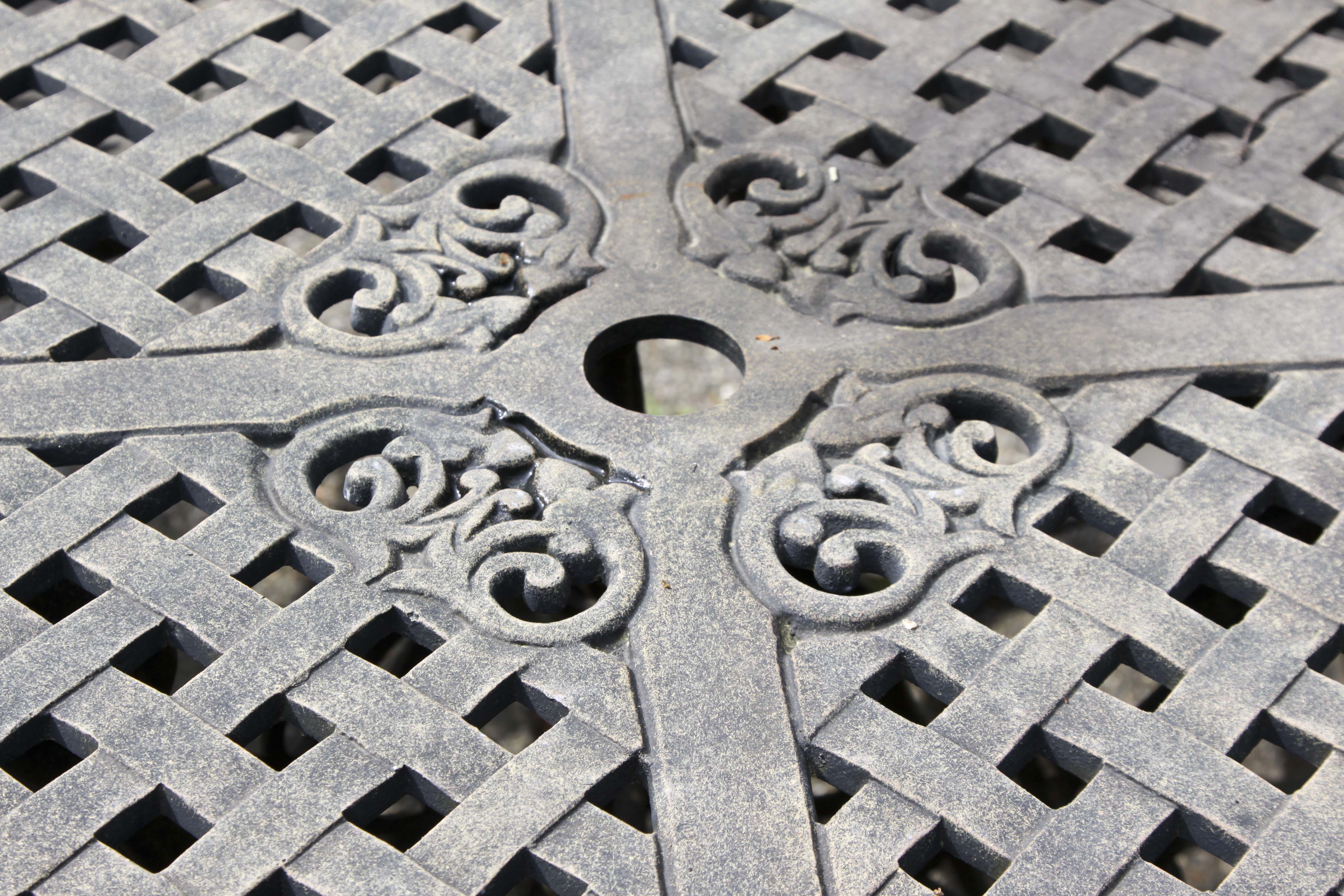 Woodard Landgrave Patio Round Table and Chair Set