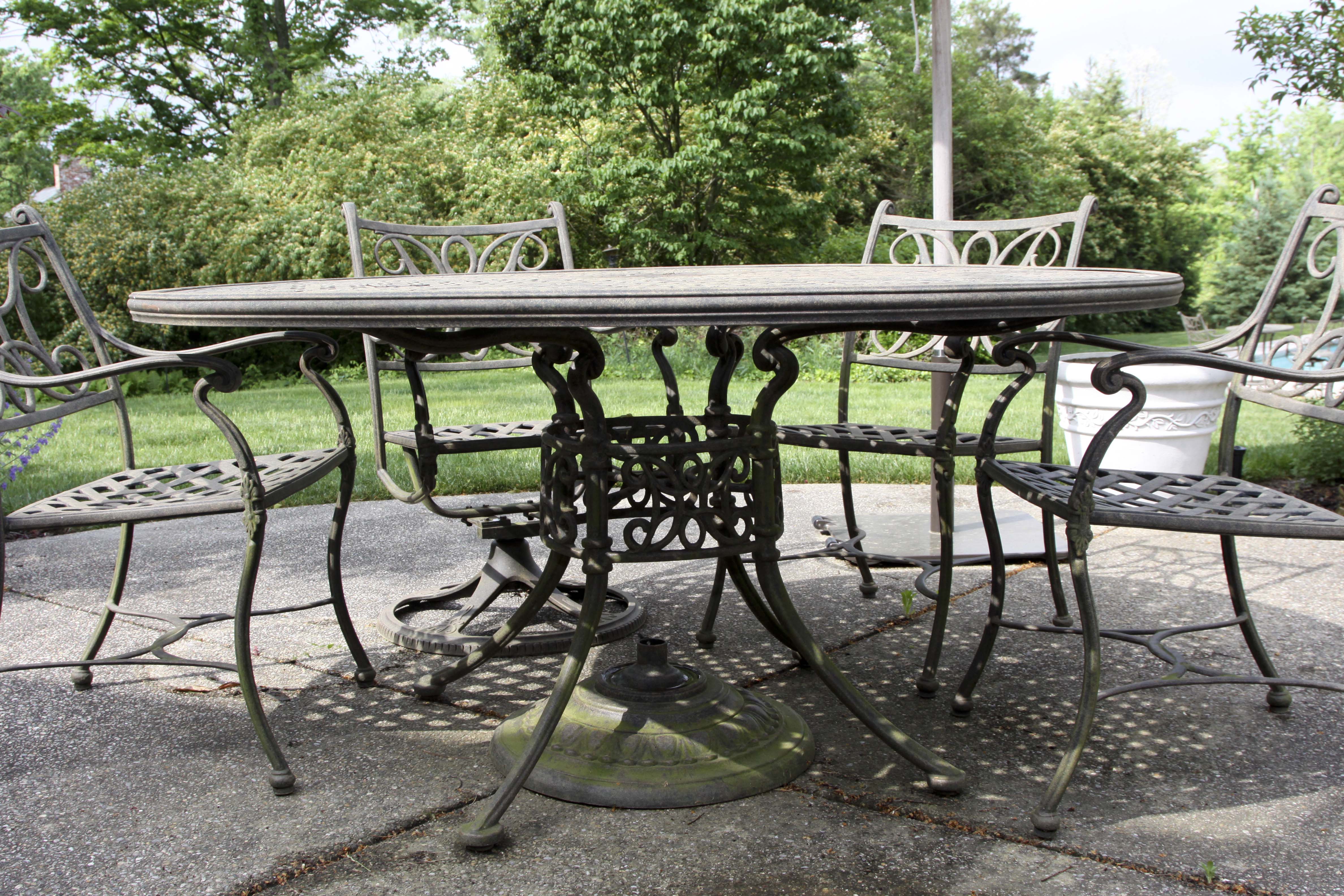 Woodard Landgrave Patio Round Table and Chair Set