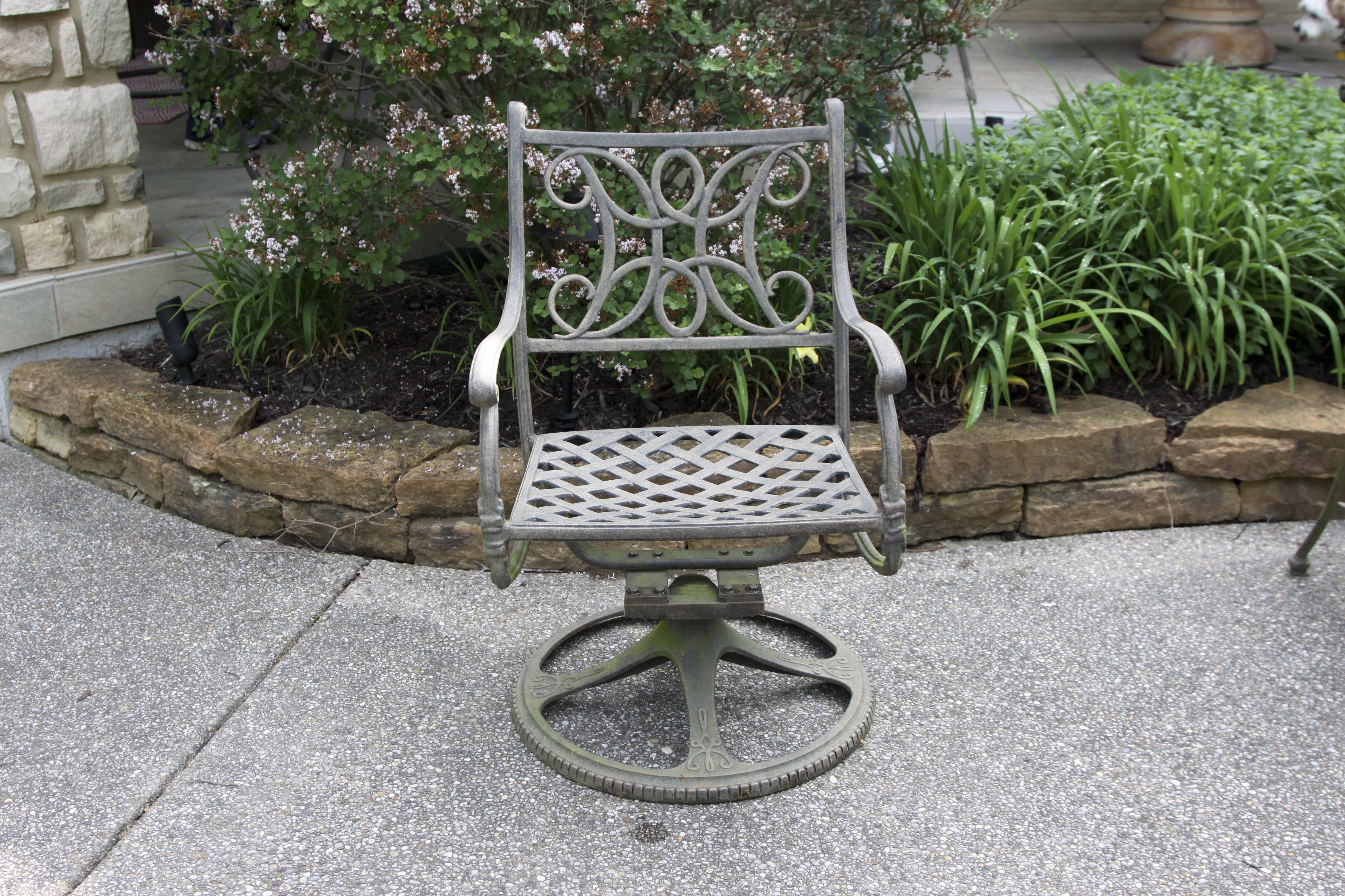 Woodard Landgrave Patio Round Table and Chair Set