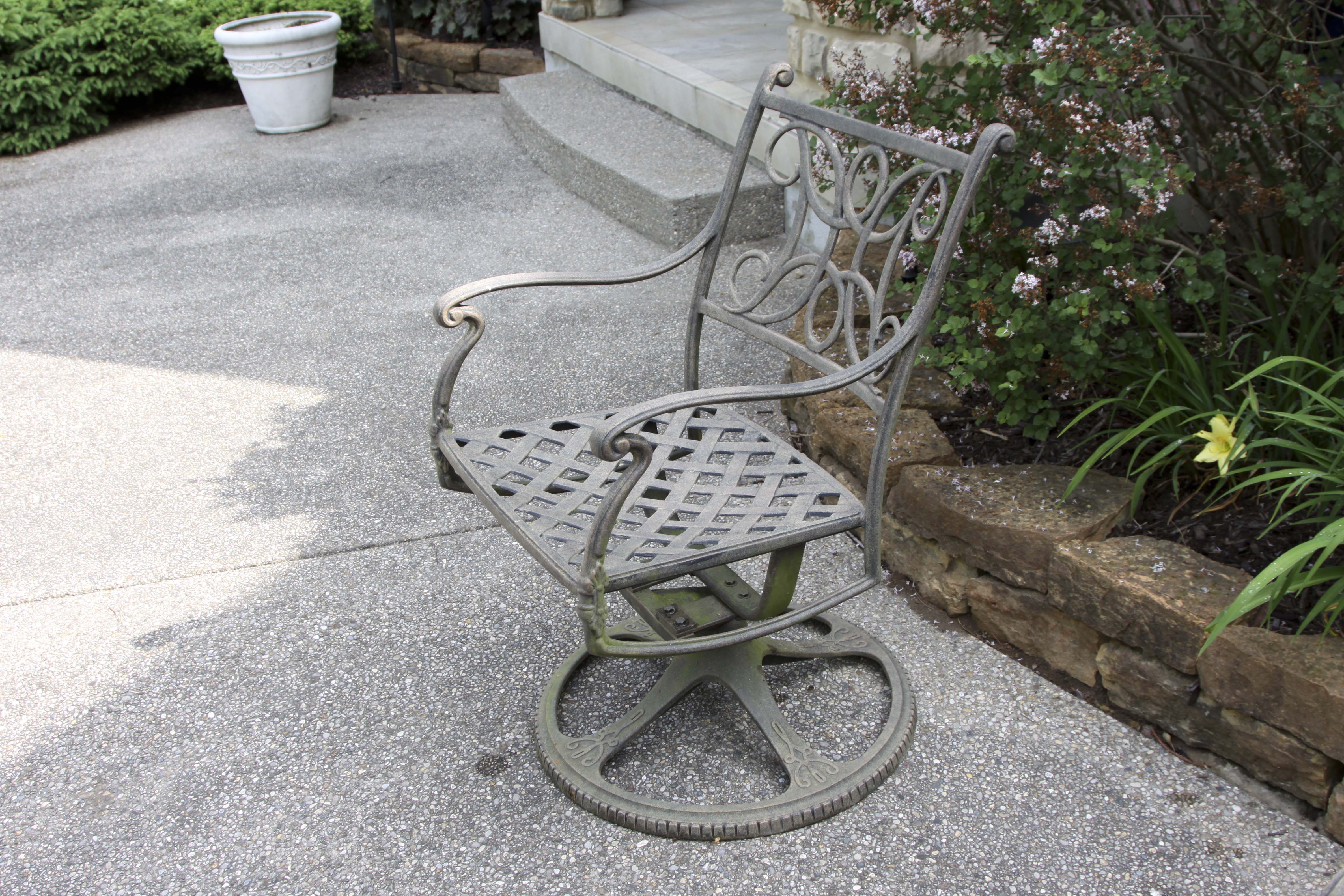 Woodard Landgrave Patio Round Table and Chair Set