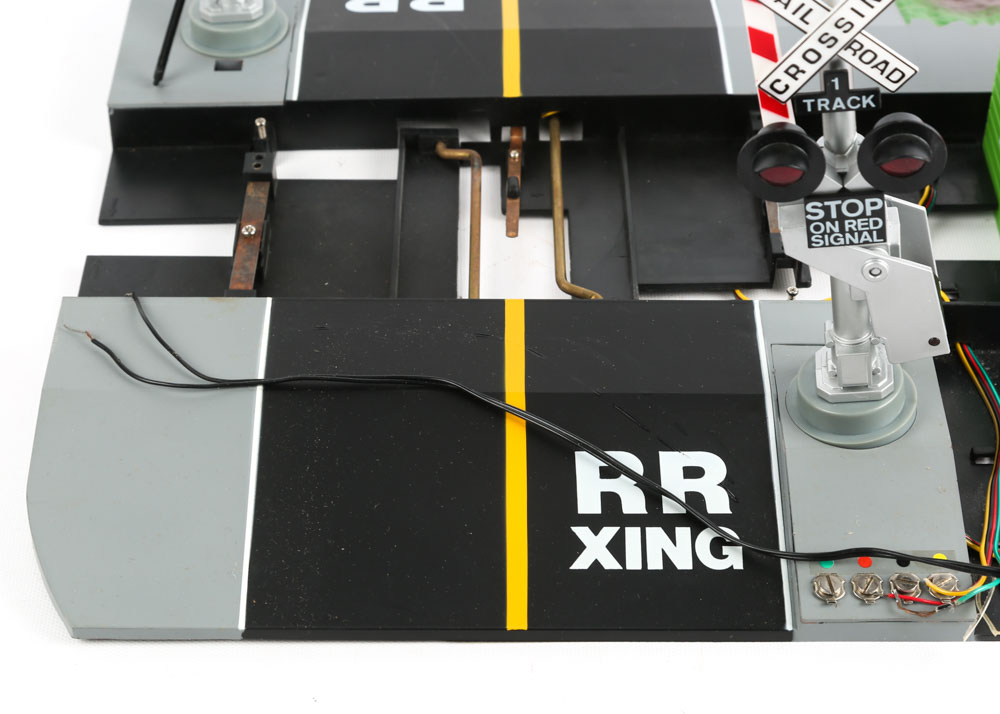 G-Scale Model Train Crossing Gate by Life-Like