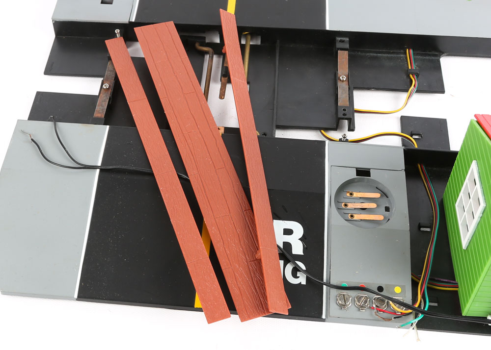 G-Scale Model Train Crossing Gate by Life-Like