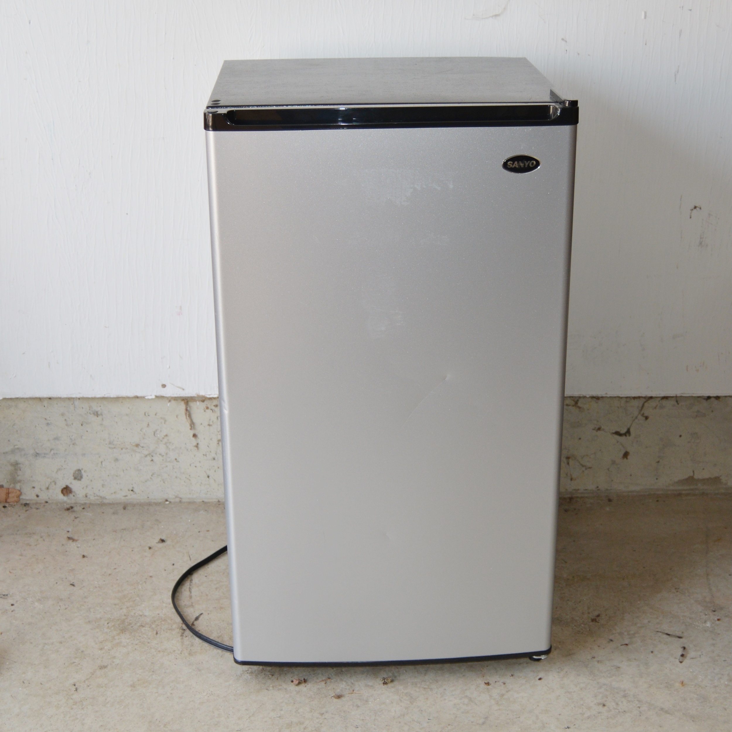 Sanyo Mini Refrigerator Model SR-3720