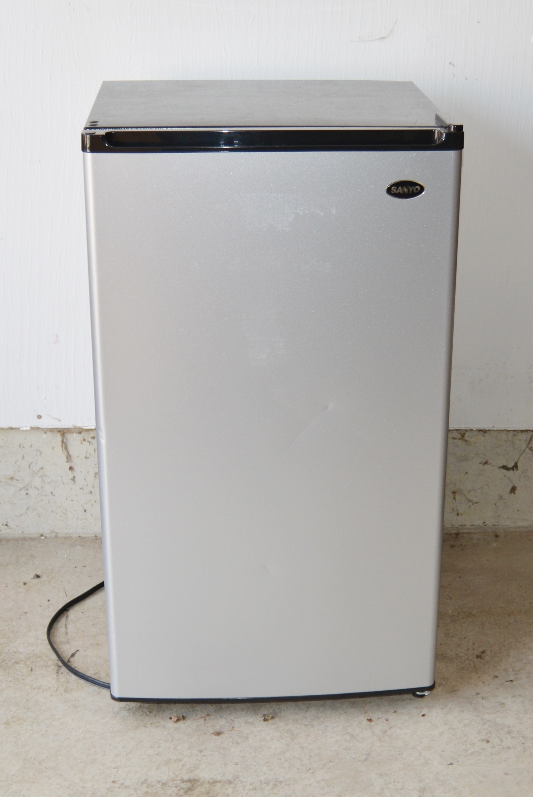Sanyo Mini Refrigerator Model SR-3720