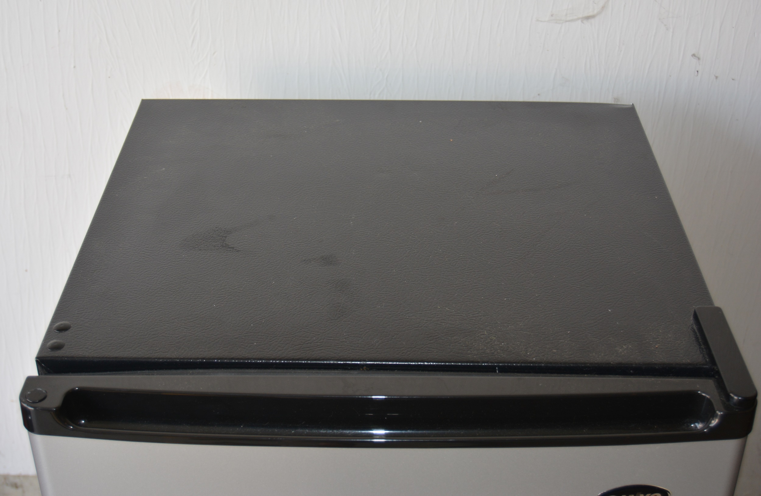 Sanyo Mini Refrigerator Model SR-3720