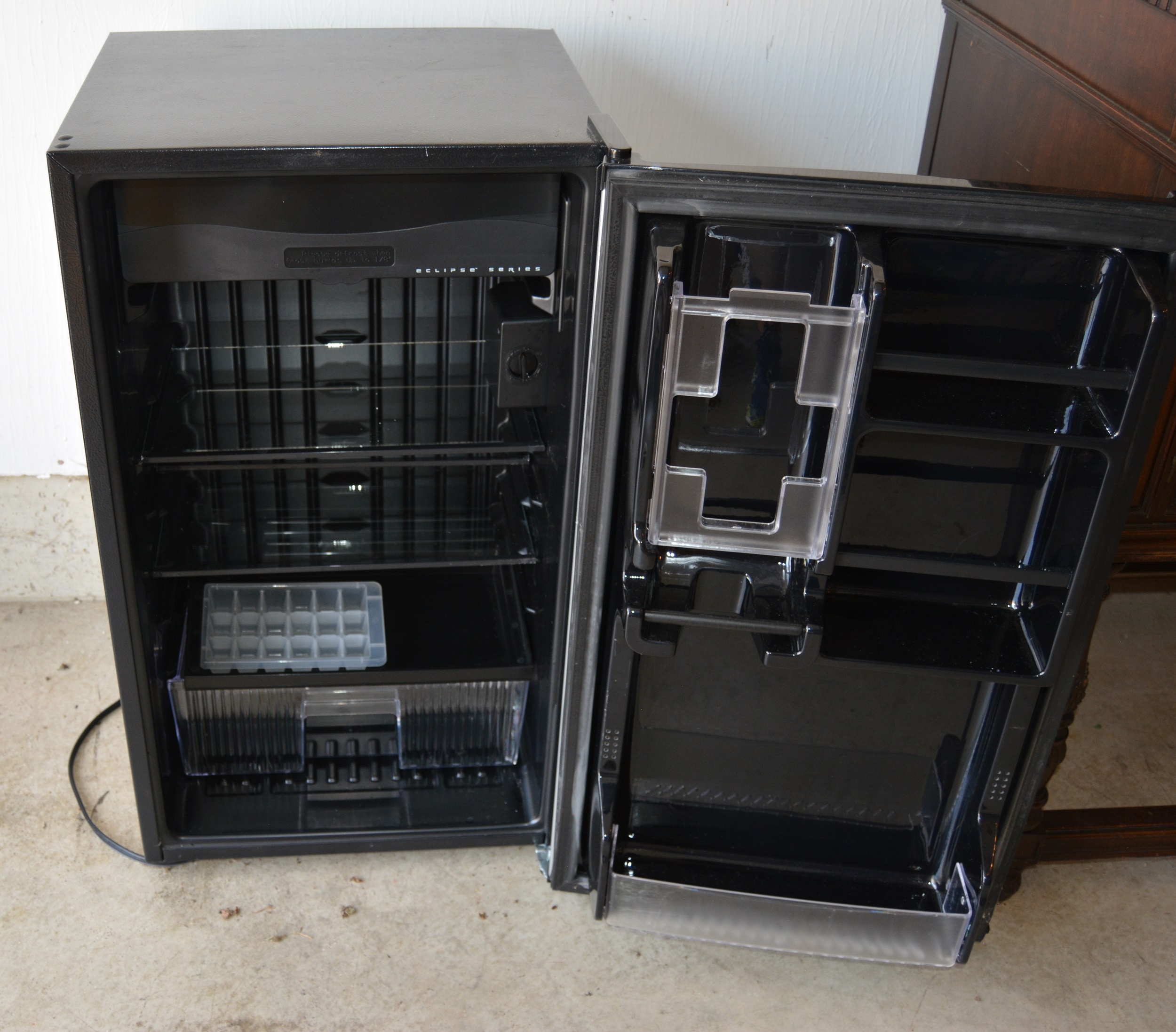 Sanyo Mini Refrigerator Model SR-3720