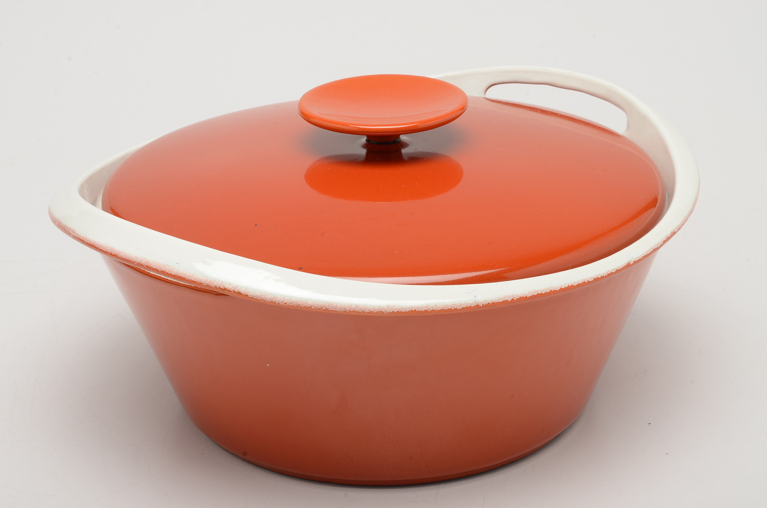 Nacco 100E Enameled Cast Iron Dutch Oven in Red