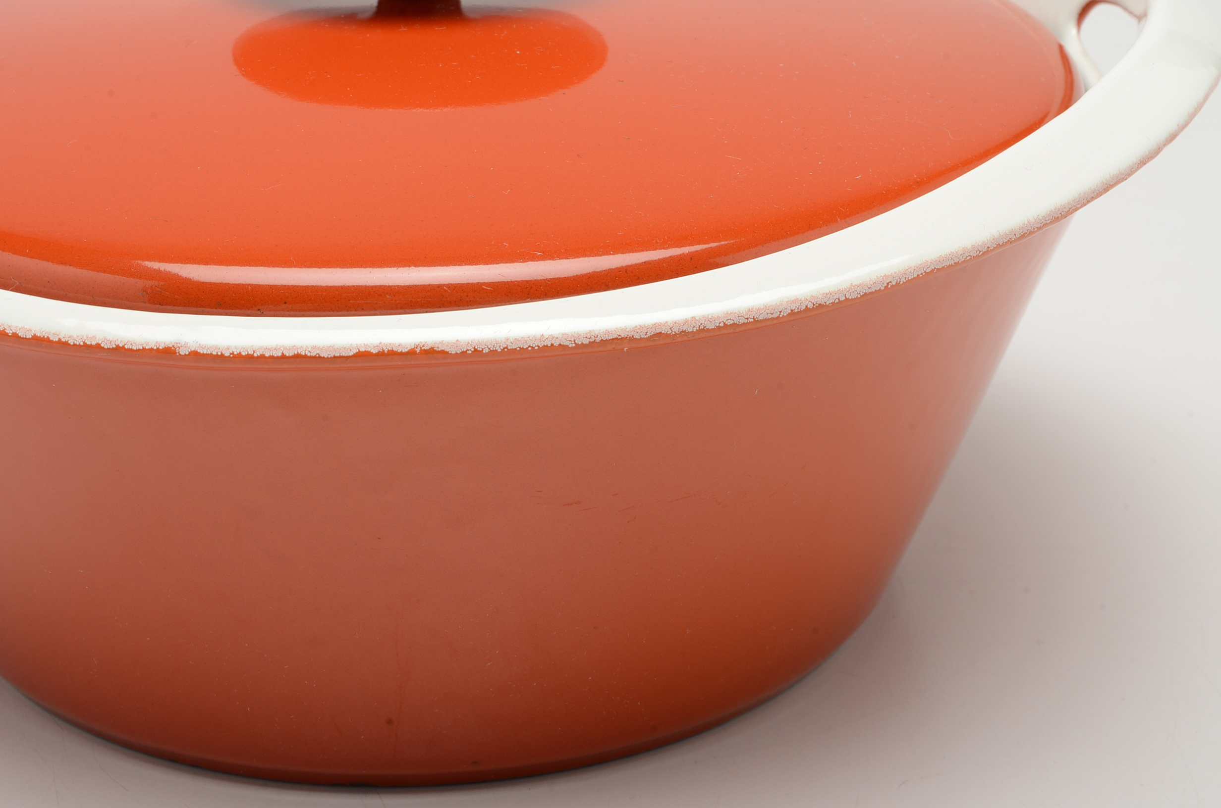 Nacco 100E Enameled Cast Iron Dutch Oven in Red