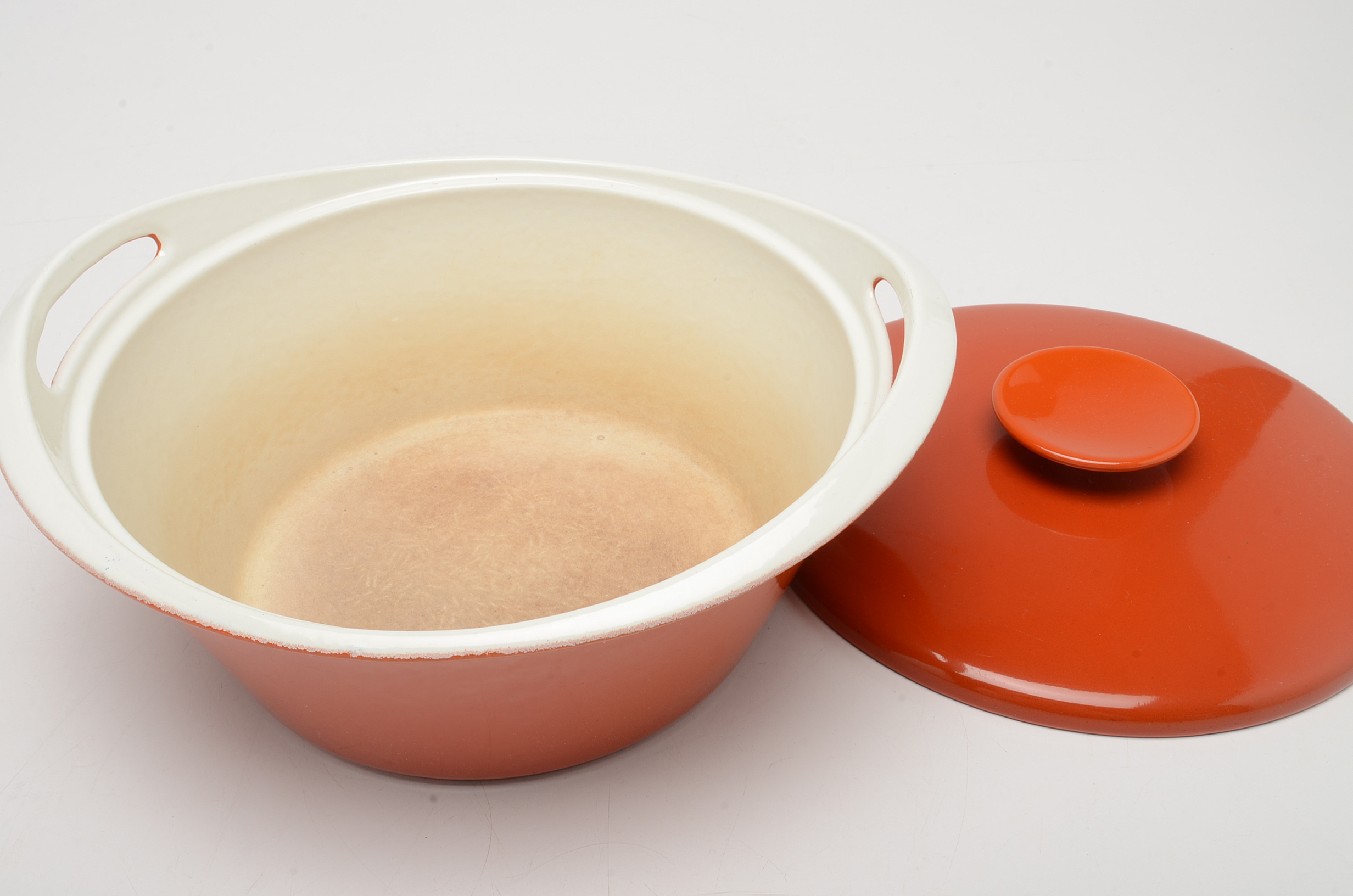 Nacco 100E Enameled Cast Iron Dutch Oven in Red