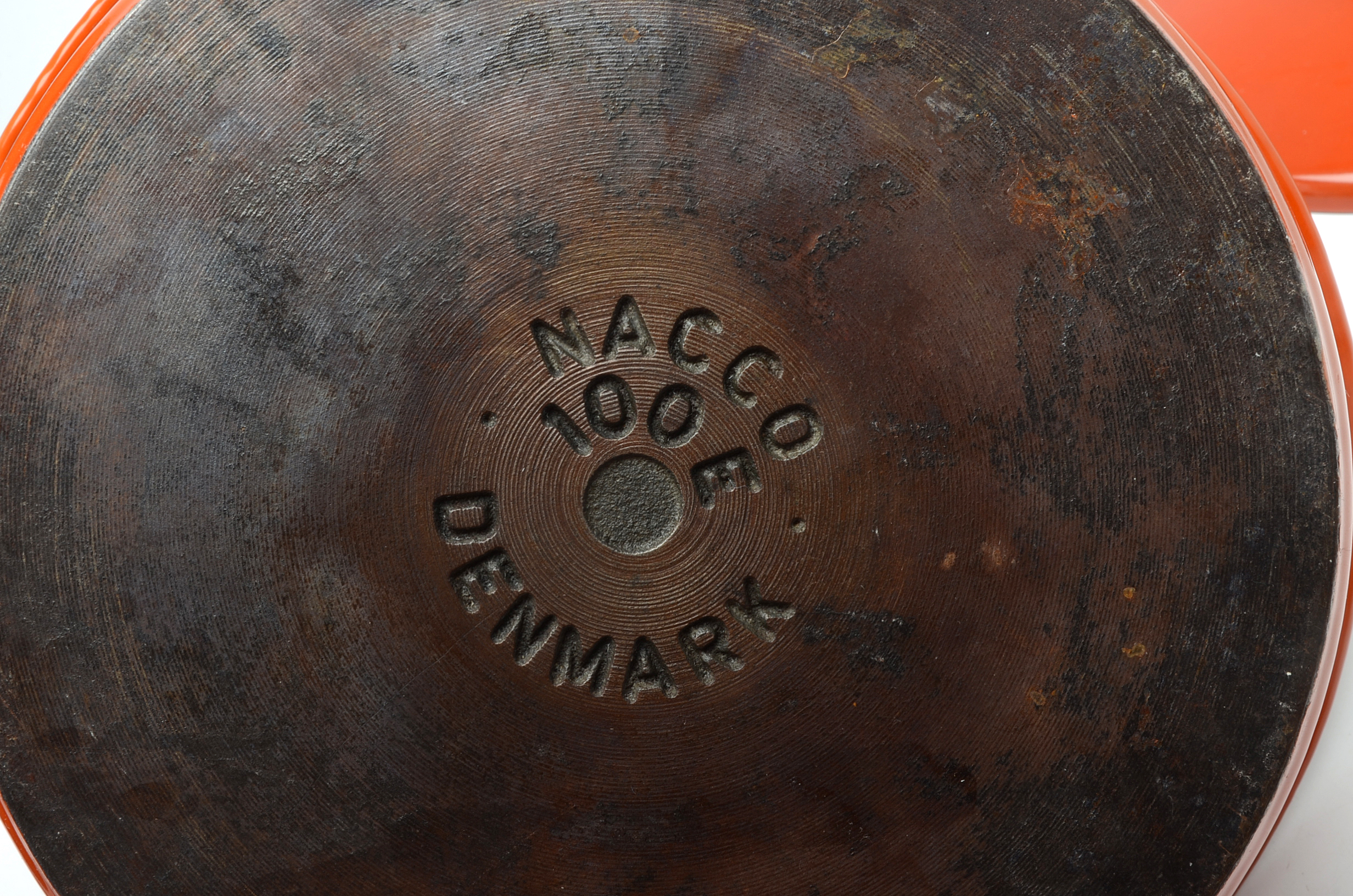 Nacco 100E Enameled Cast Iron Dutch Oven in Red