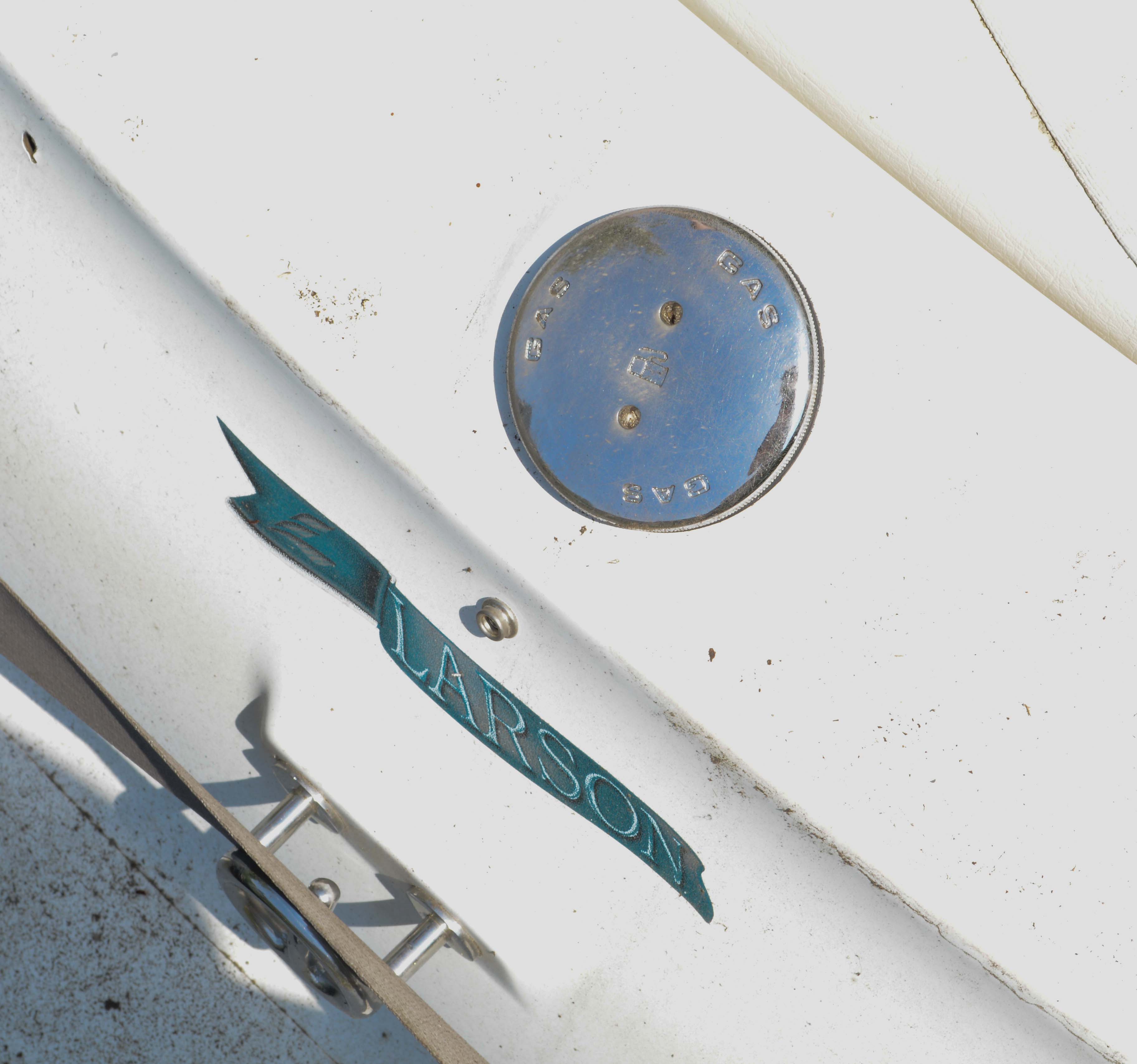 Circa 1999 Larson Delta-Conic 186 SEi 20' Boat with Trailer